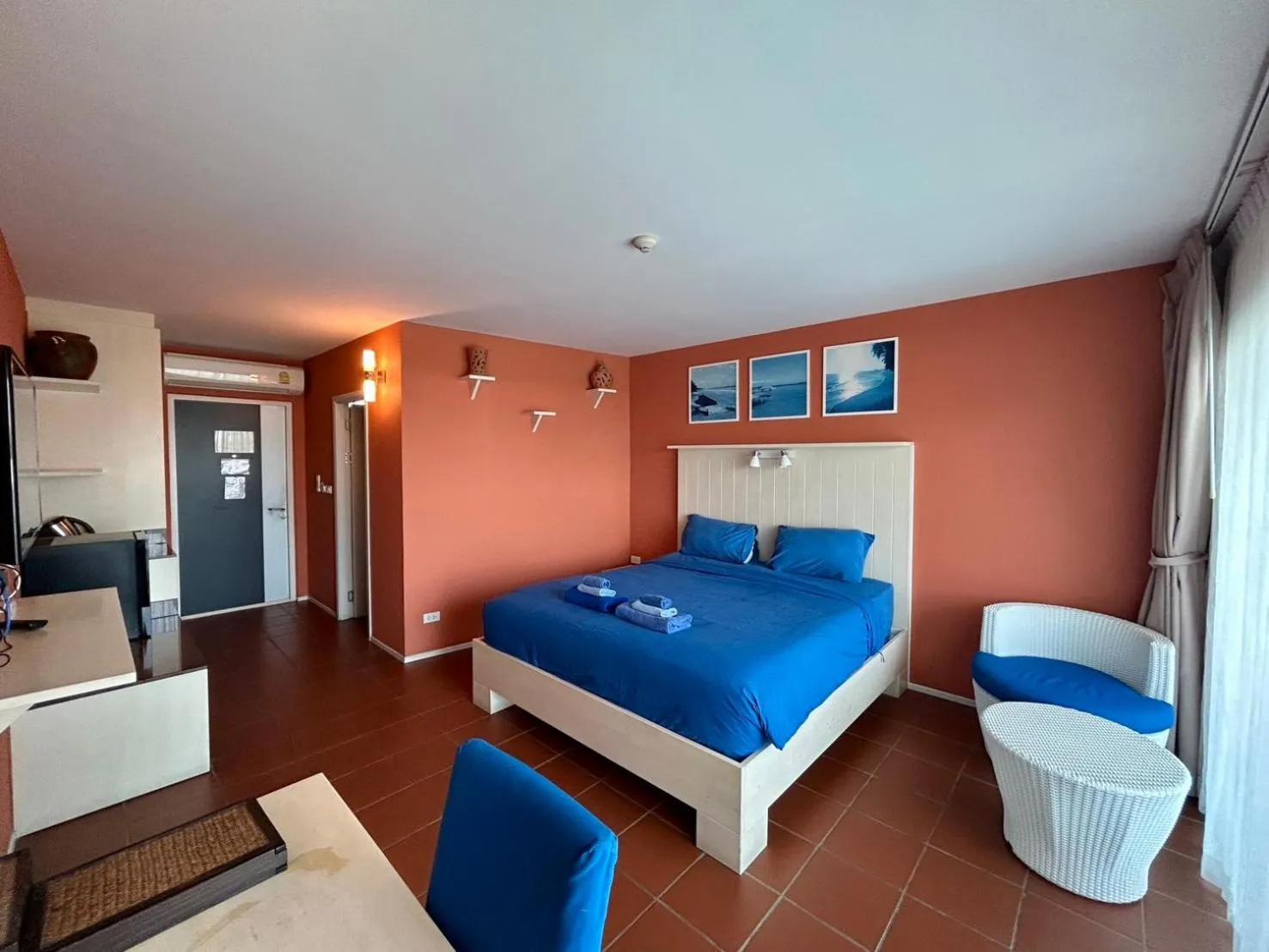 Bedroom, Bed in GrandBlue Resort & Beachclub