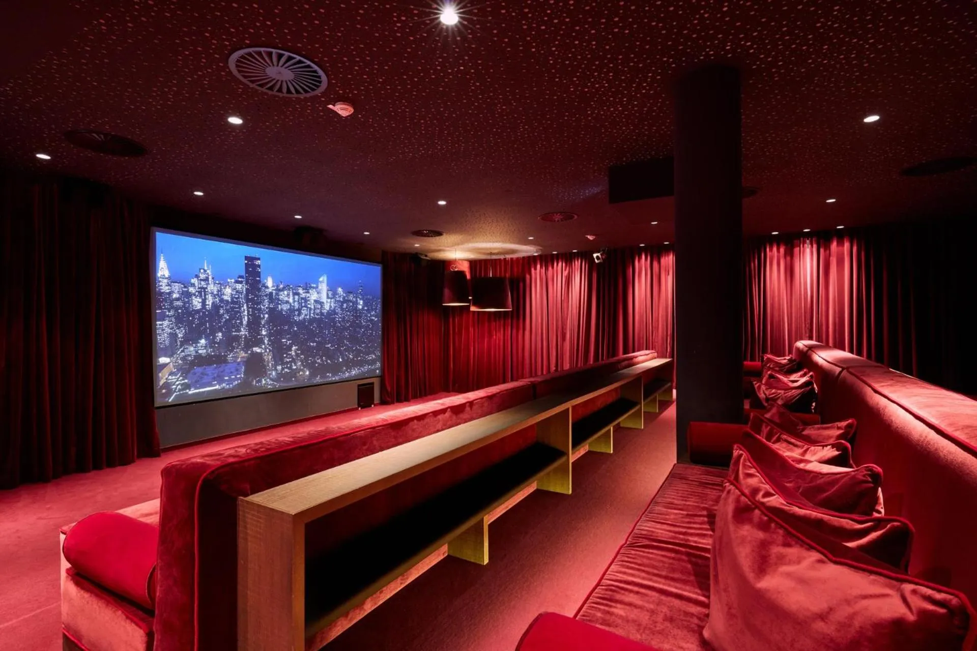 Communal lounge/ TV room in Kitzbühel Lodge