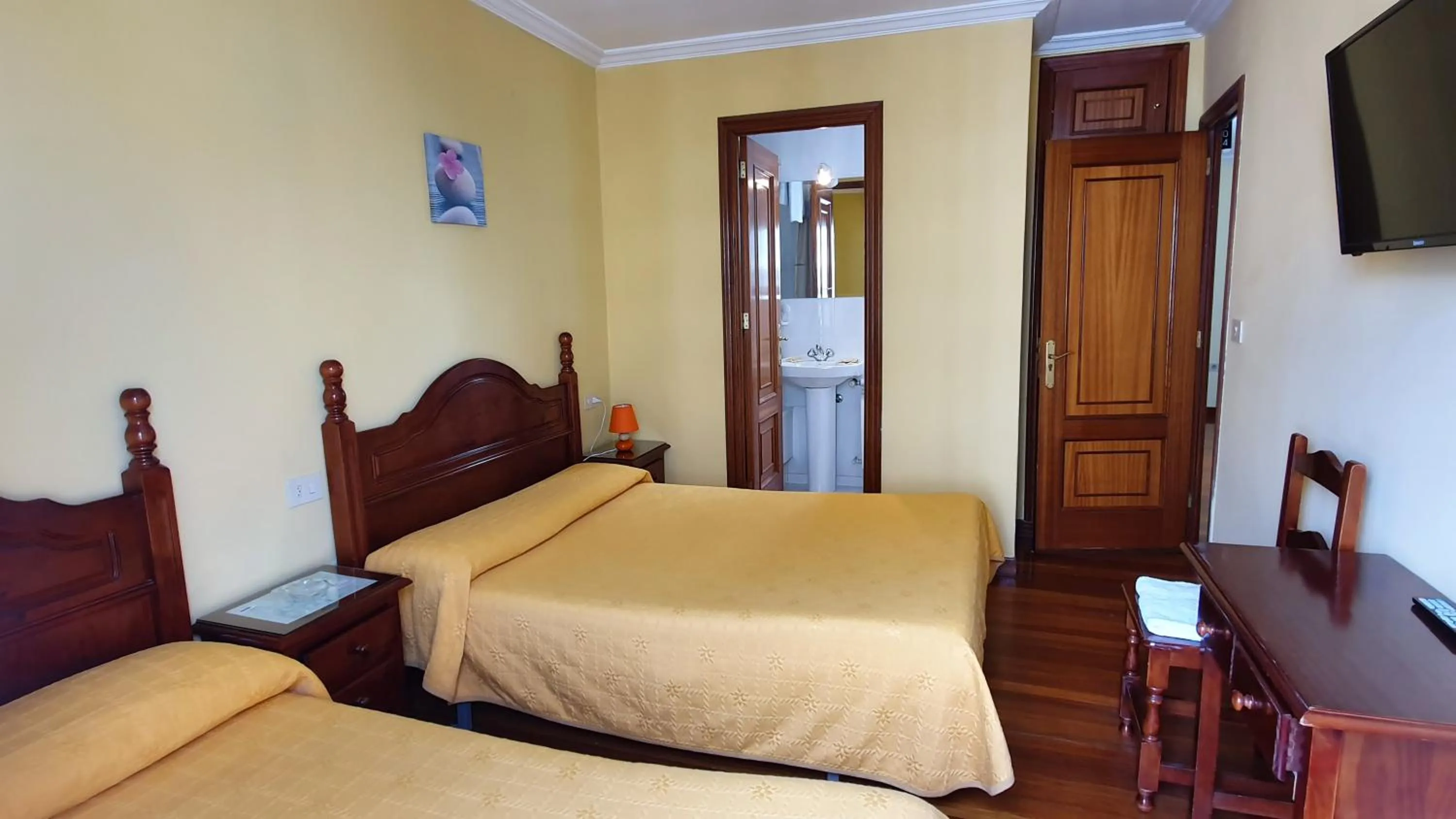 Toilet, Bed in Pensión Residencia Buenos Aires