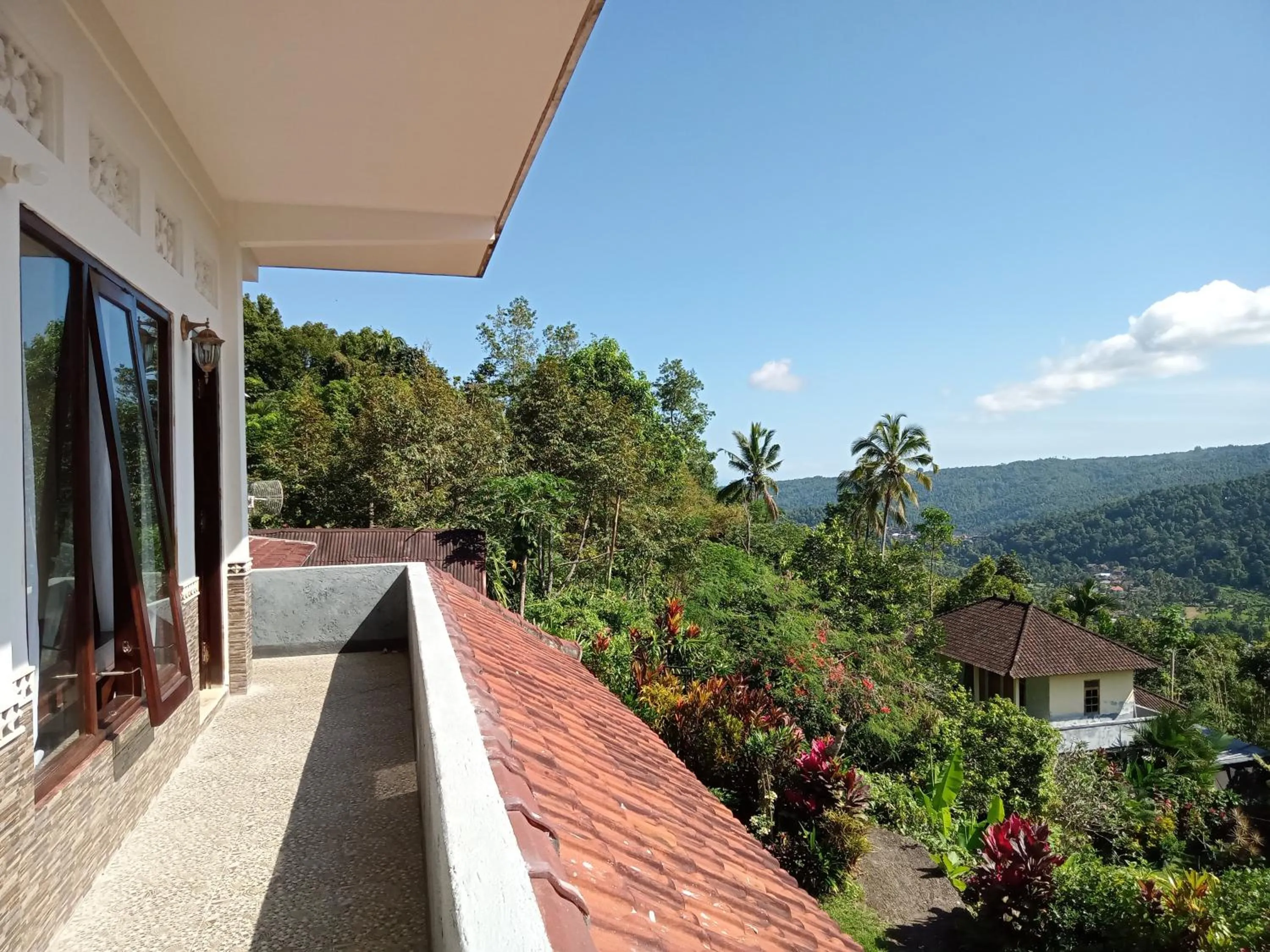 Property building in Aris Homestay and Warung Made