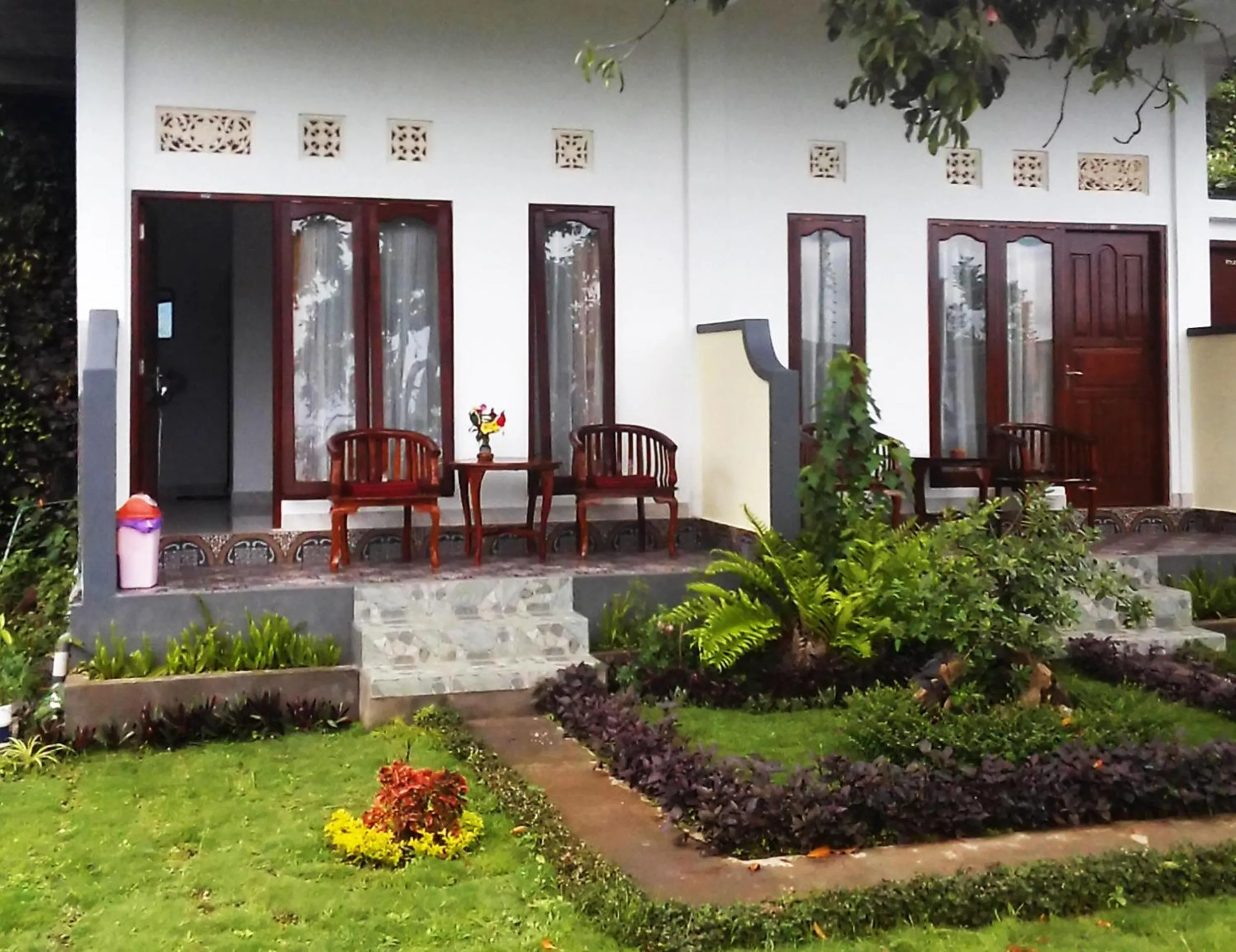 Property building in Aris Homestay and Warung Made