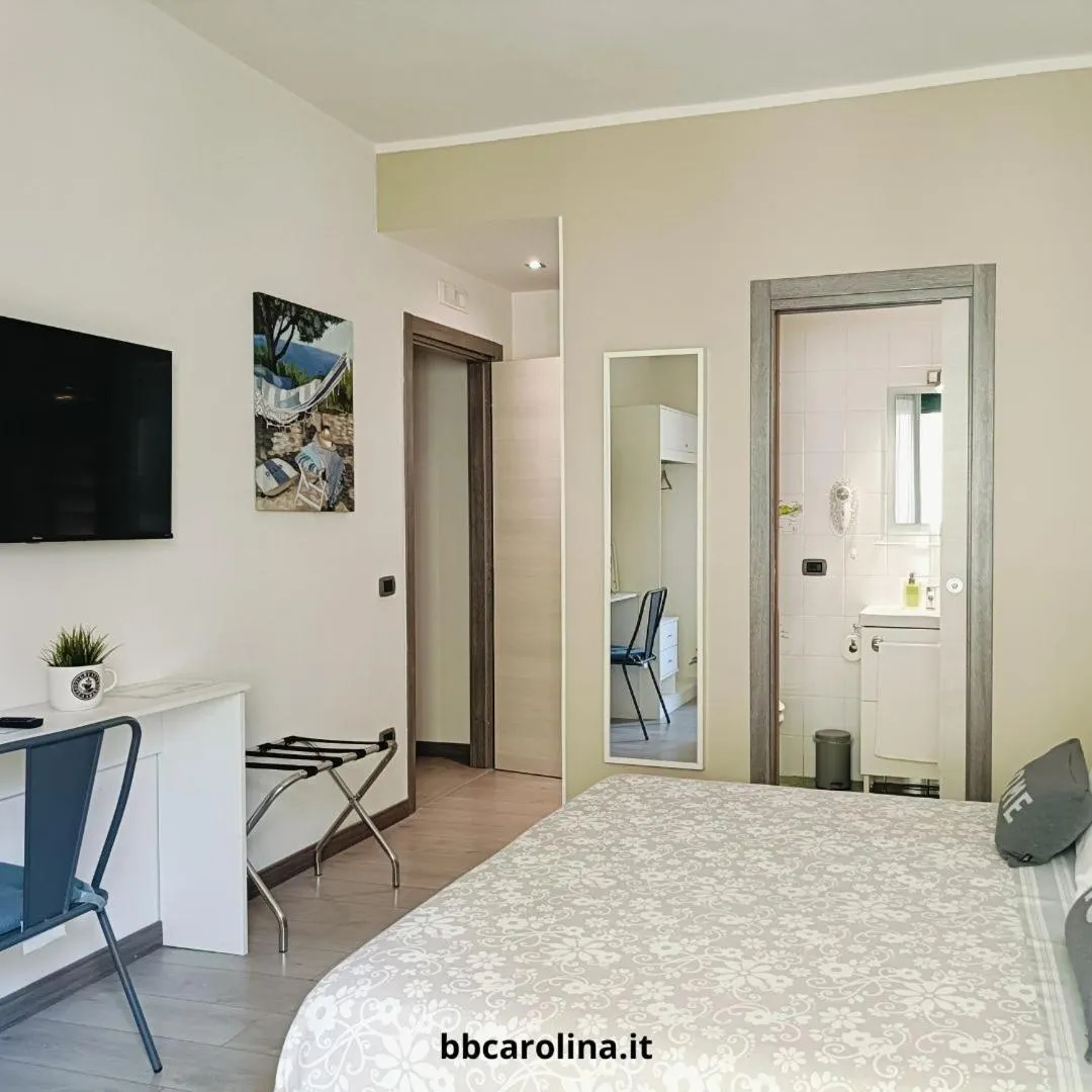 Shower, Bed in B&B Carolina Napoli-Vomero