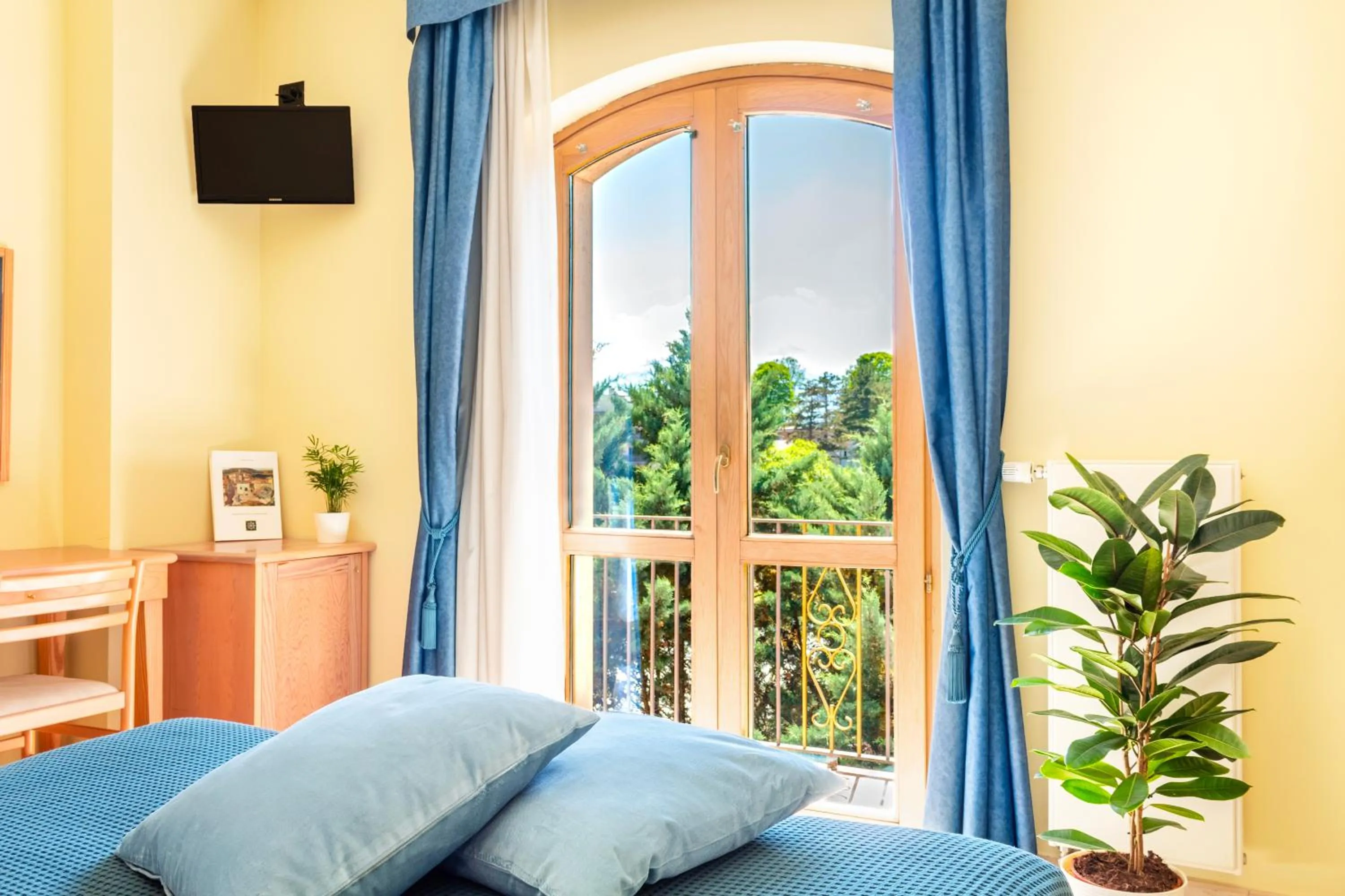 Bedroom, Bed in Albergo Il Giardino del Rio