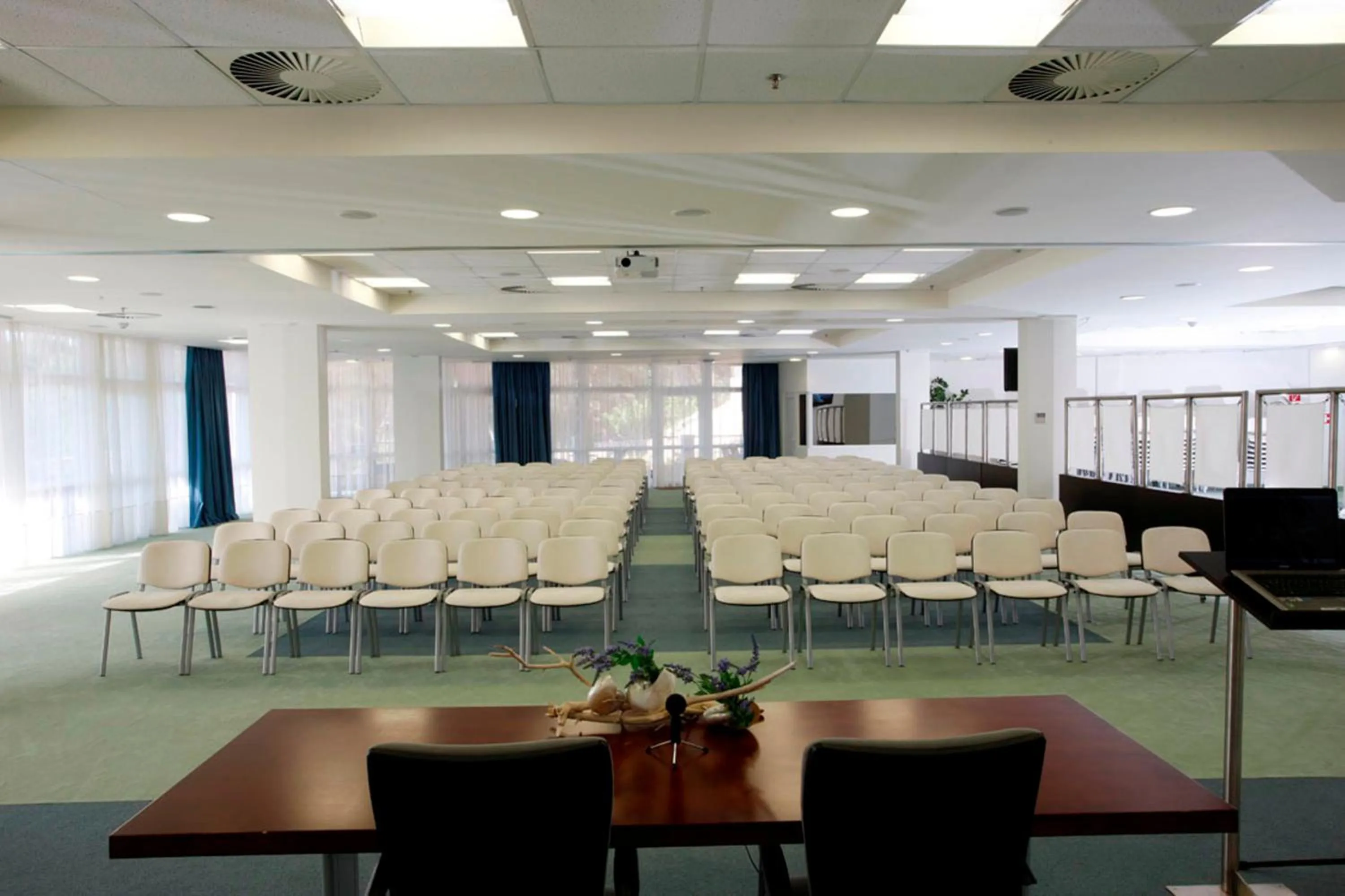 Business facilities in Hotel Aurora