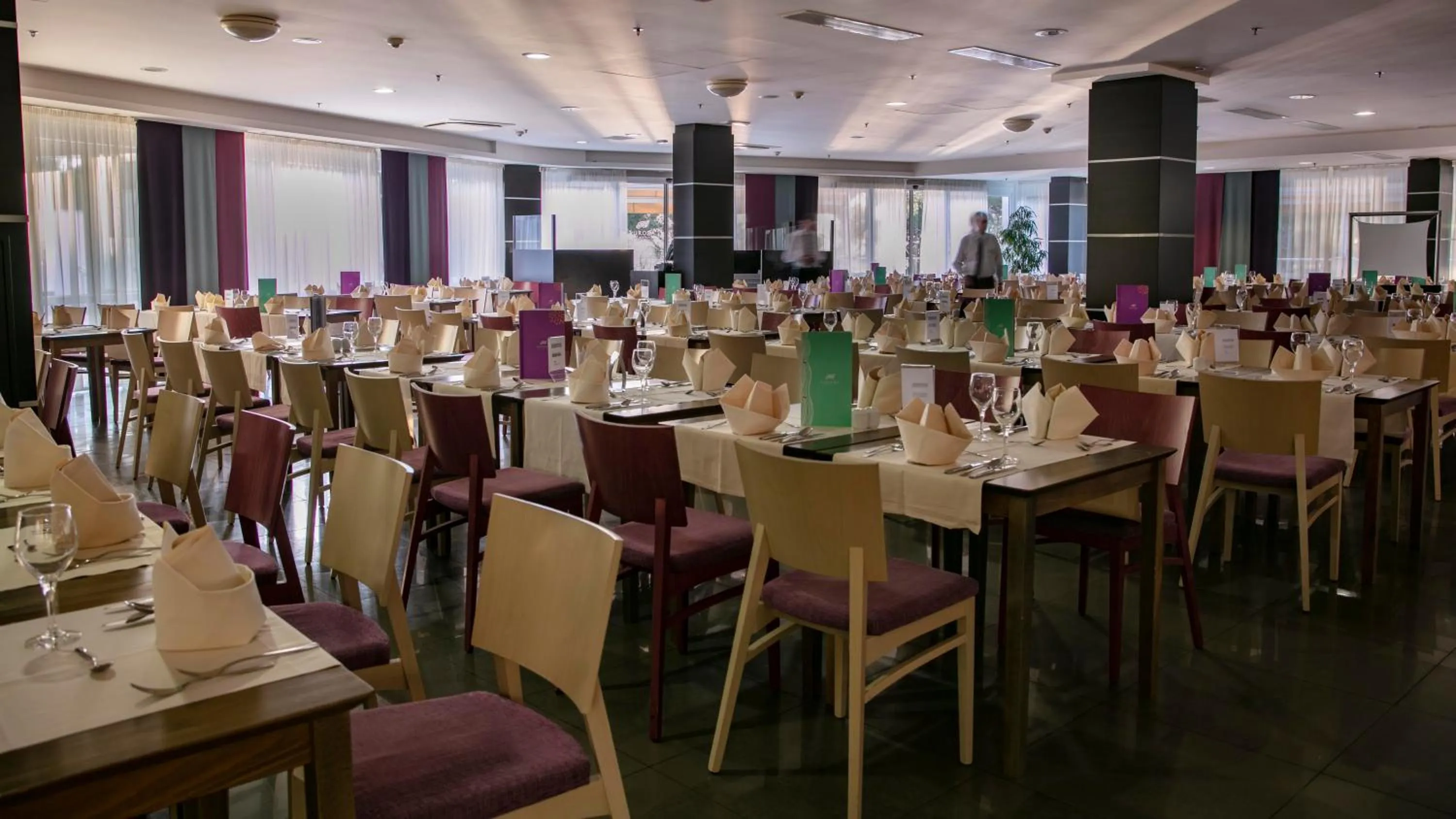 Restaurant/places to eat in Hotel Aurora