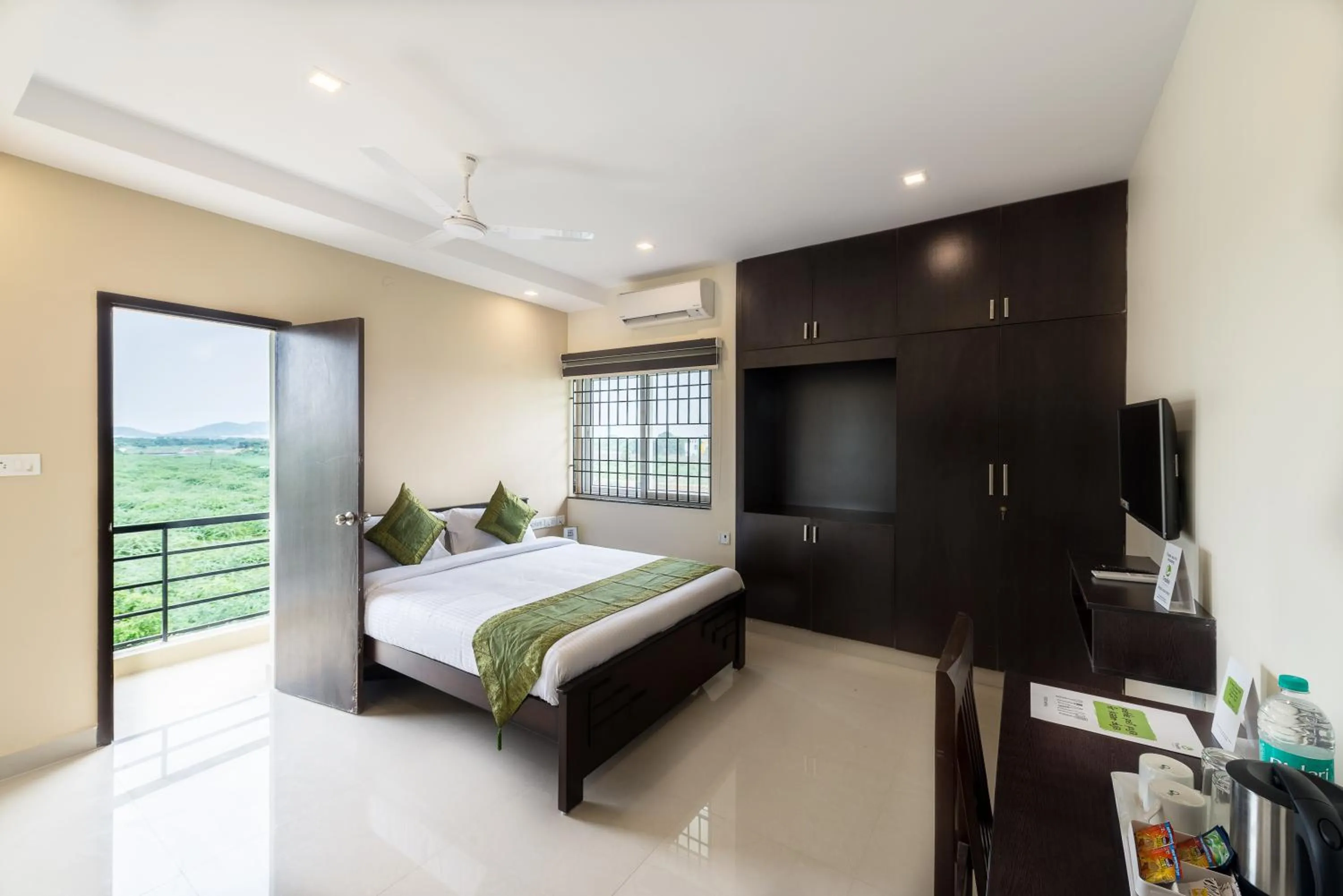 Photo of the whole room, Bed in Treebo Adin Residence Chennai Trade Centre