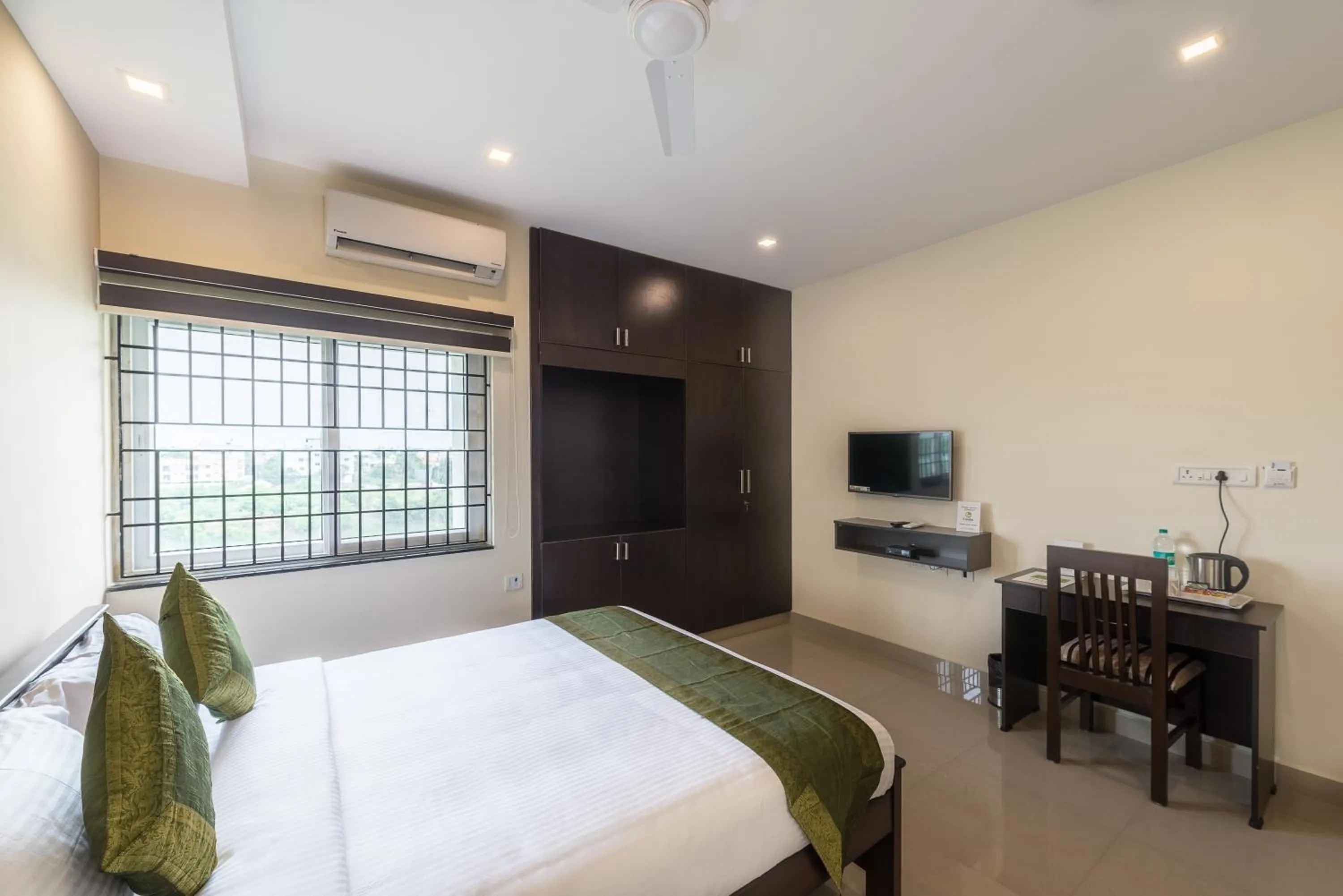Photo of the whole room, Bed in Treebo Adin Residence Chennai Trade Centre