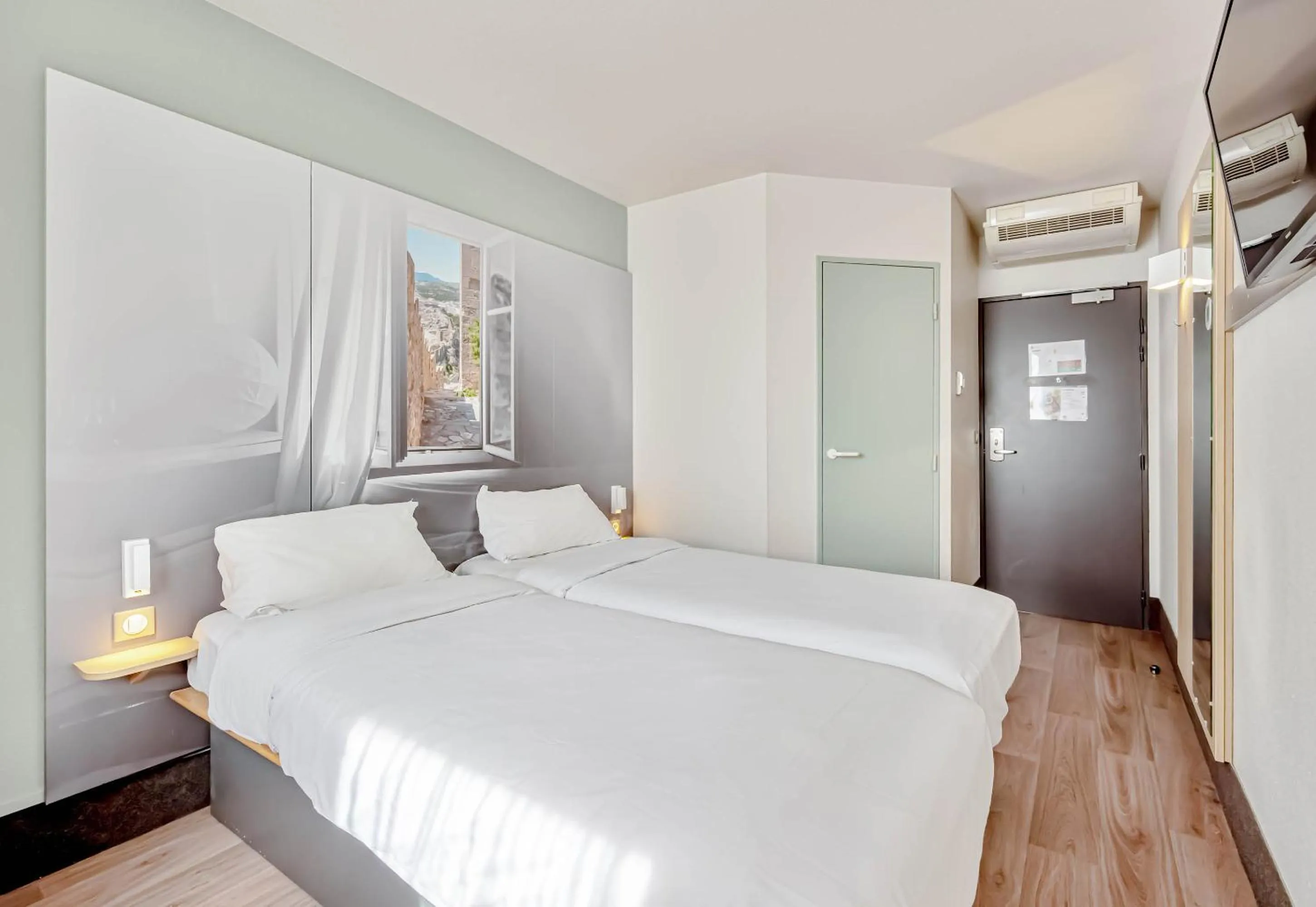 Bedroom, Bed in B&B HOTEL Brignoles