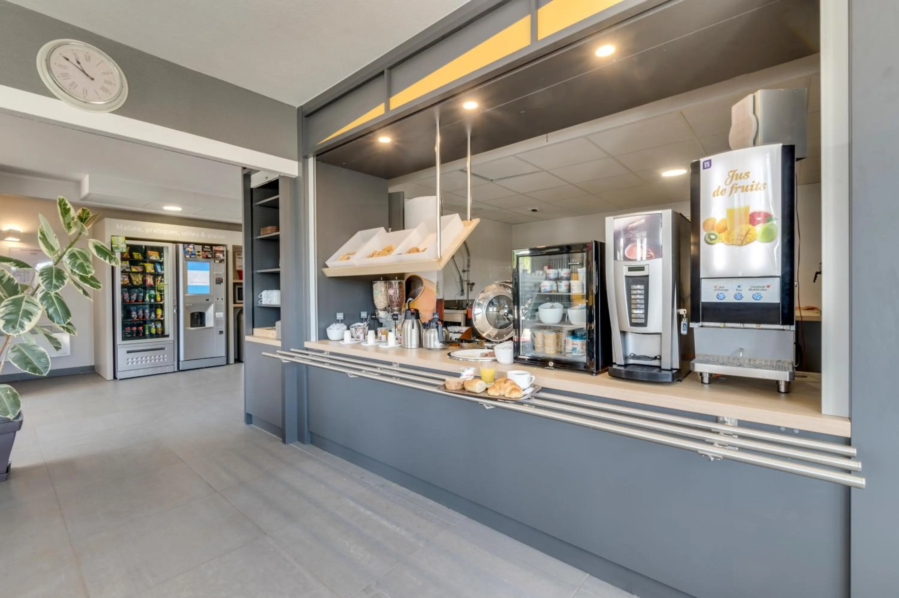 Buffet breakfast in B&B HOTEL Brignoles