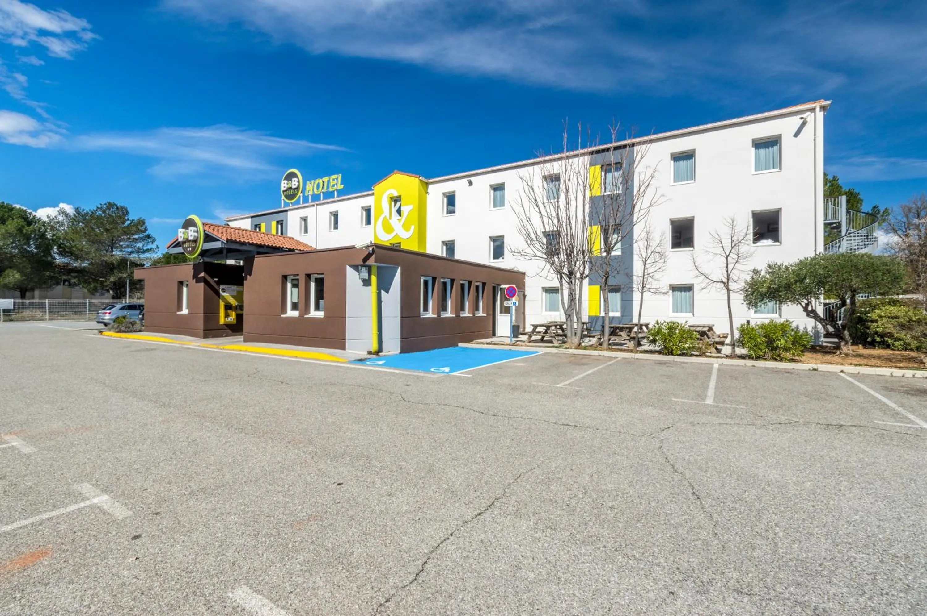 Facade/entrance in B&B HOTEL Brignoles