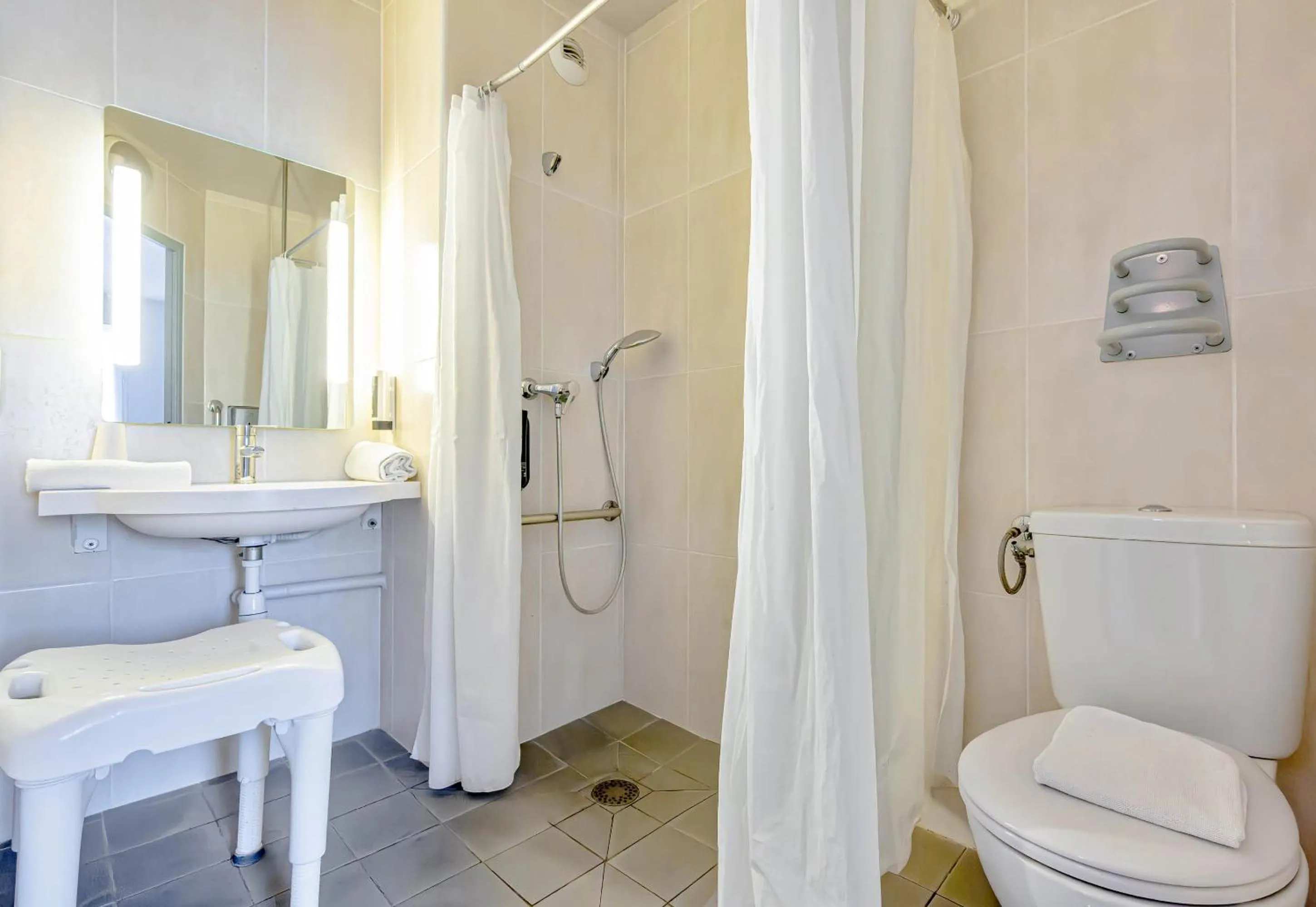 Bathroom in B&B HOTEL Brignoles