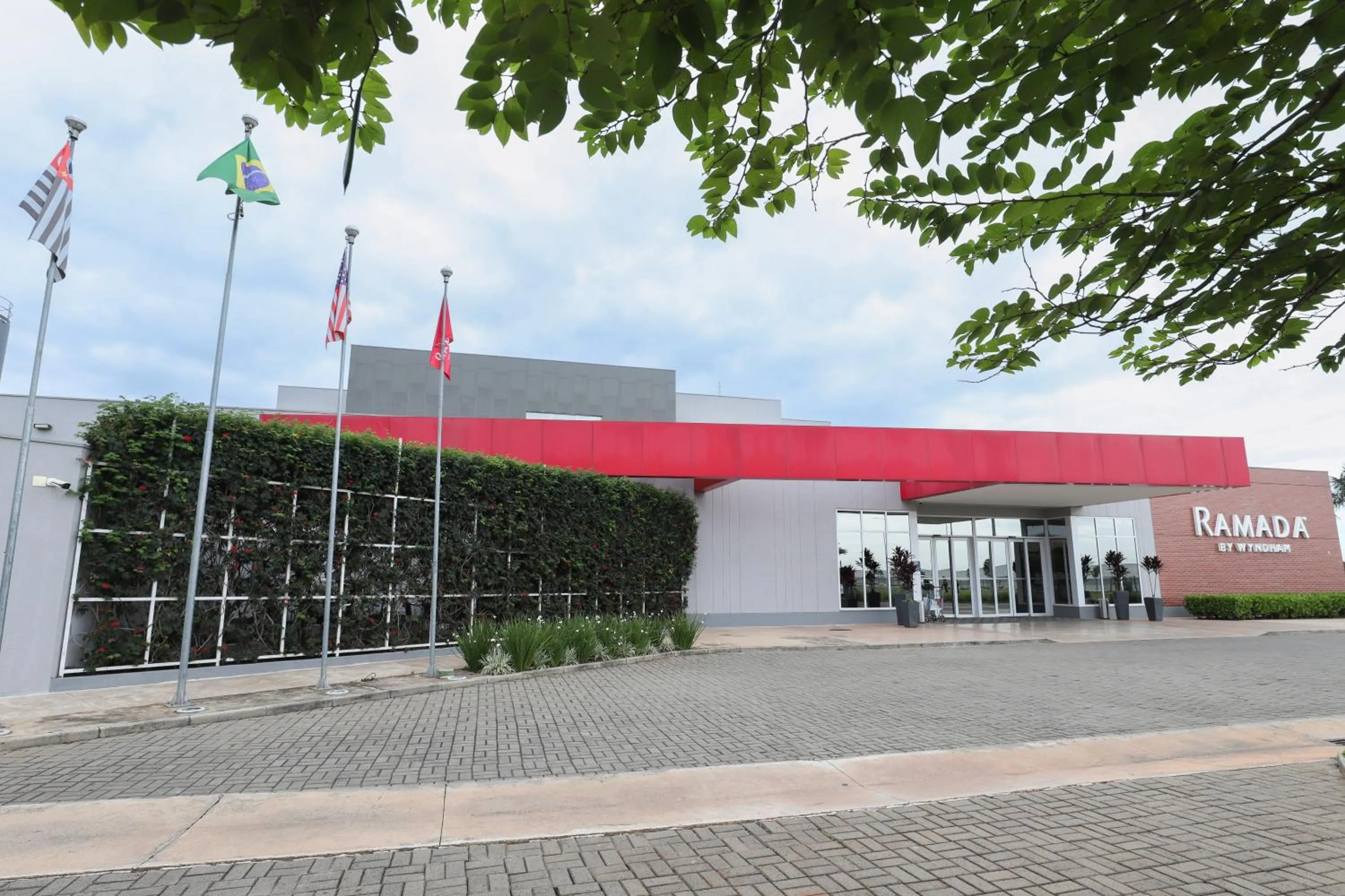 Property building in Ramada by Wyndham Campinas Viracopos