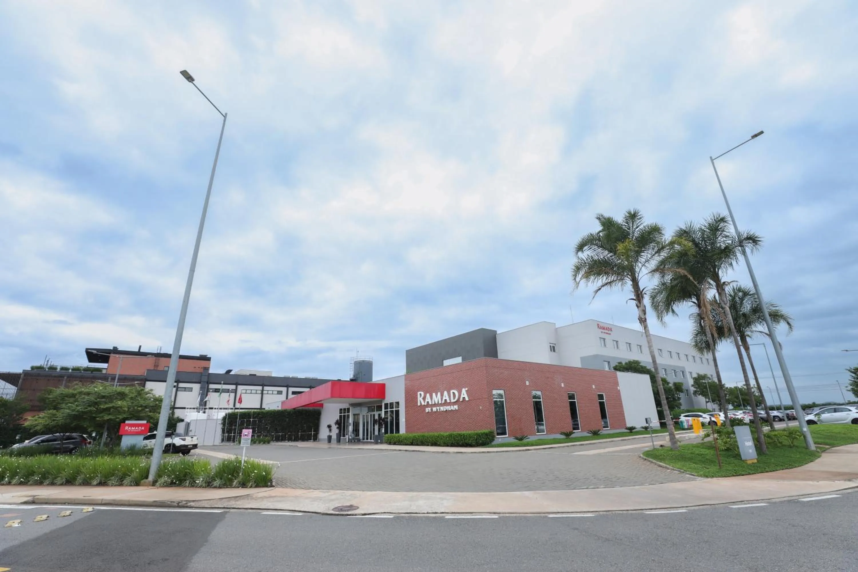Property building in Ramada by Wyndham Campinas Viracopos