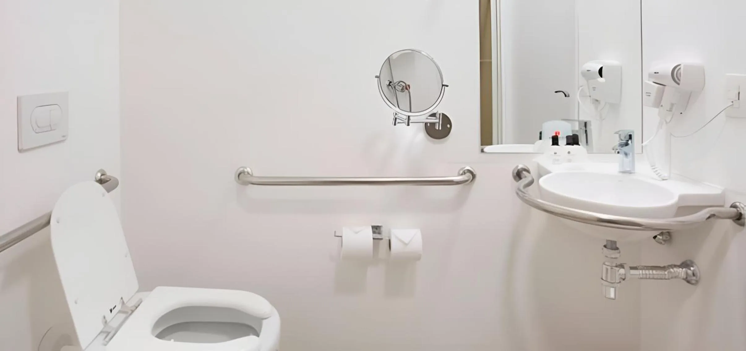 Shower in Ramada by Wyndham Campinas Viracopos