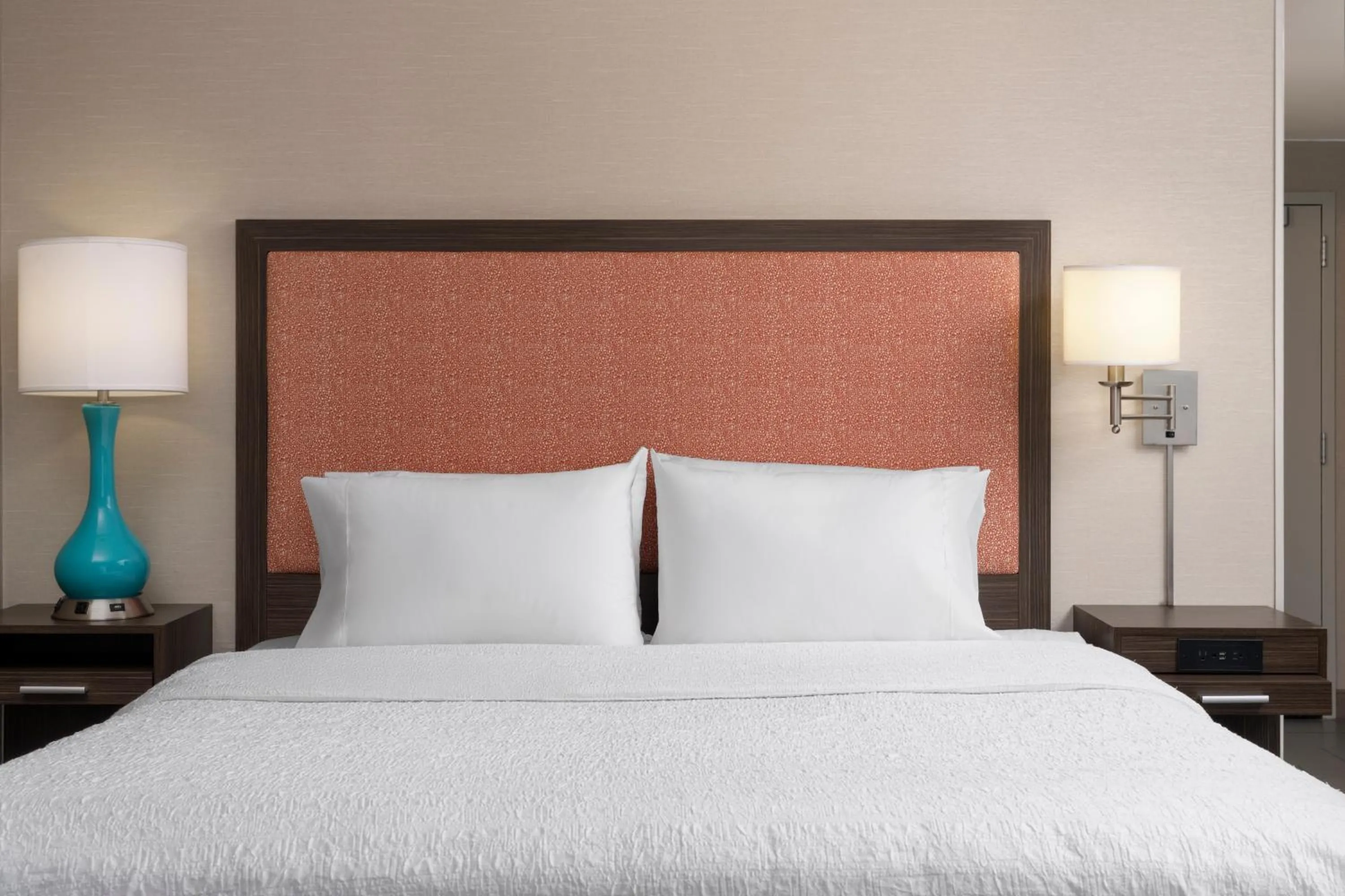 Bed in Hampton Inn & Suites Yonkers - Westchester