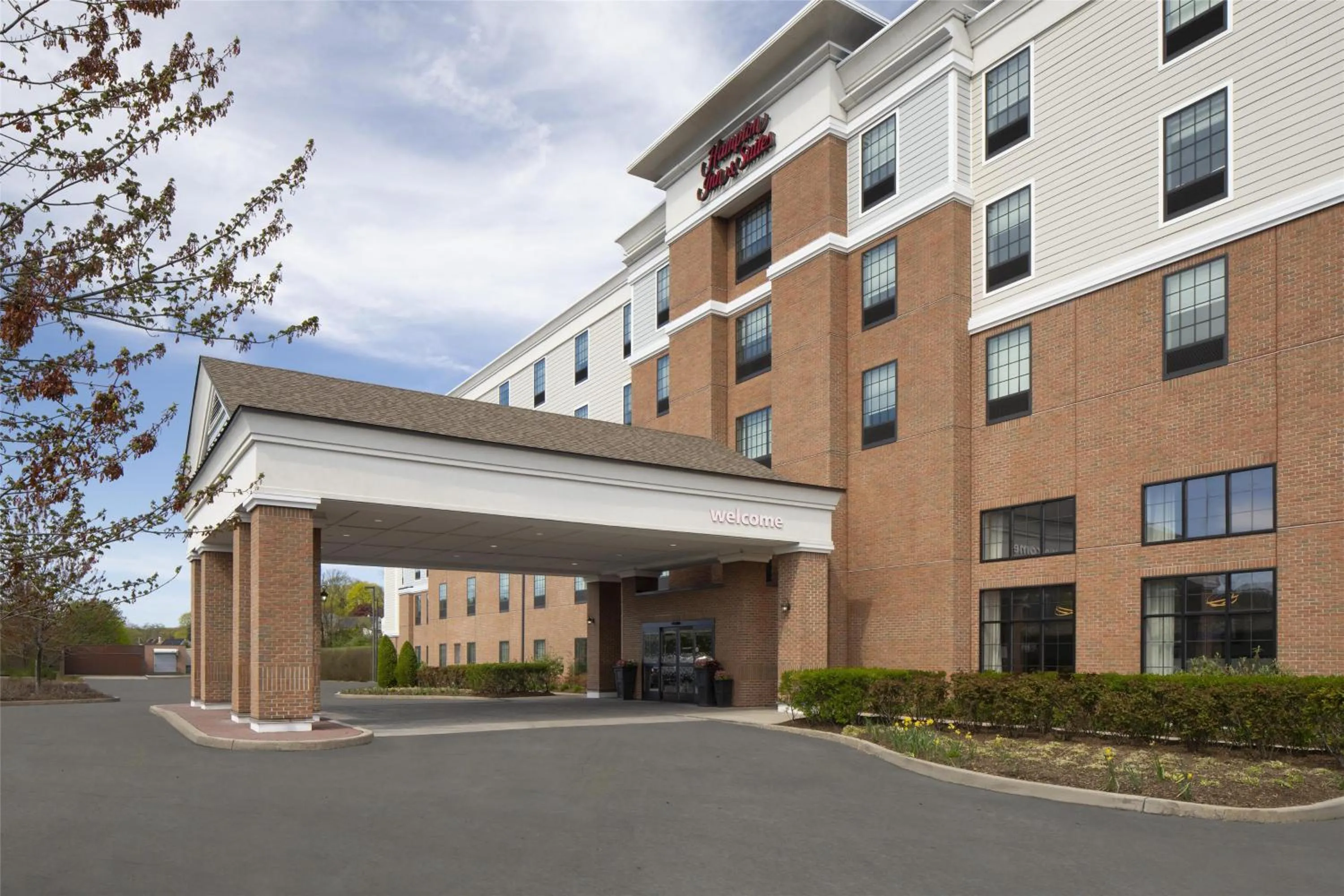 Property building in Hampton Inn & Suites Yonkers - Westchester