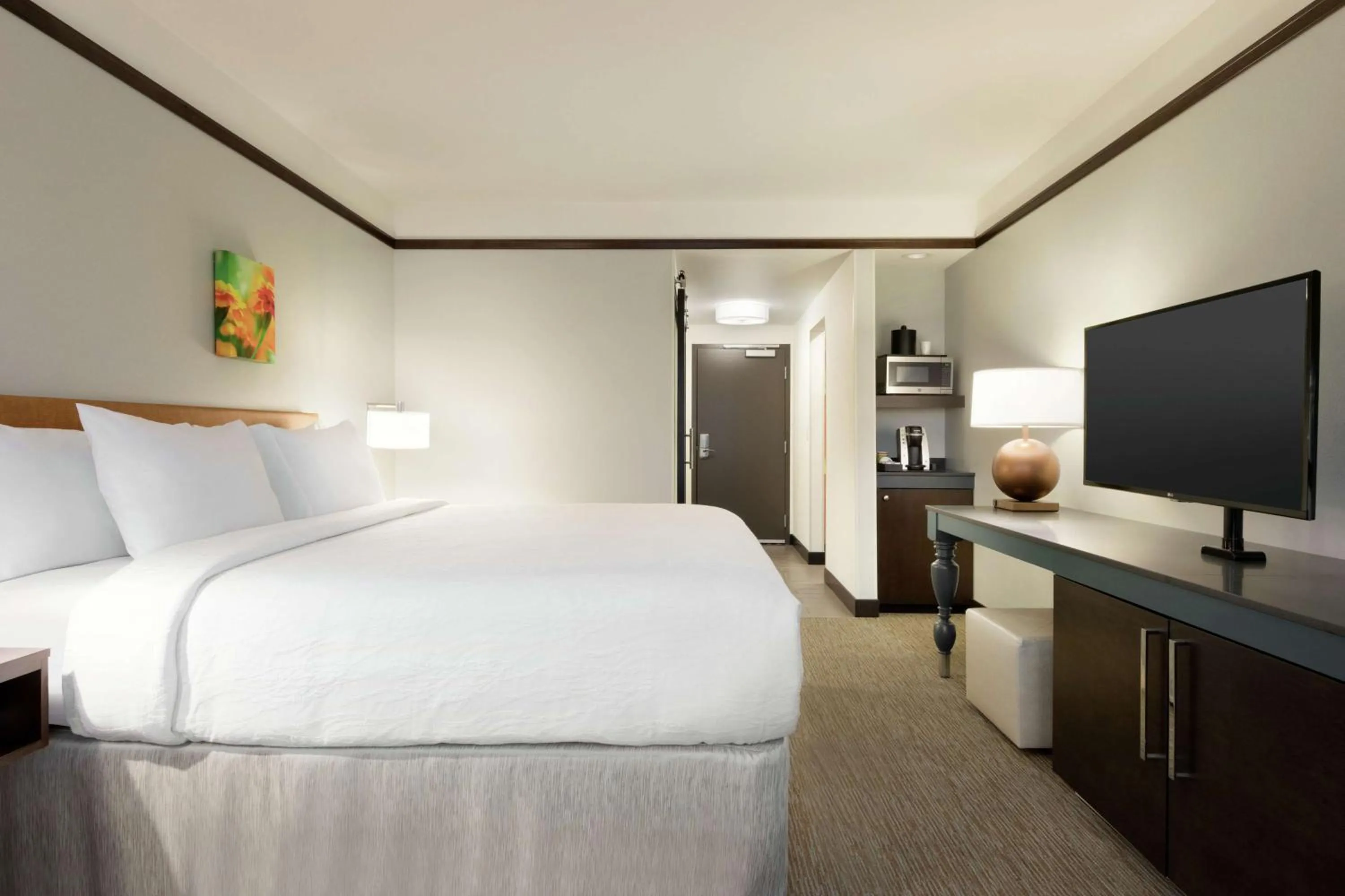 Kitchen or kitchenette, Bed in Hilton Garden Inn Medford