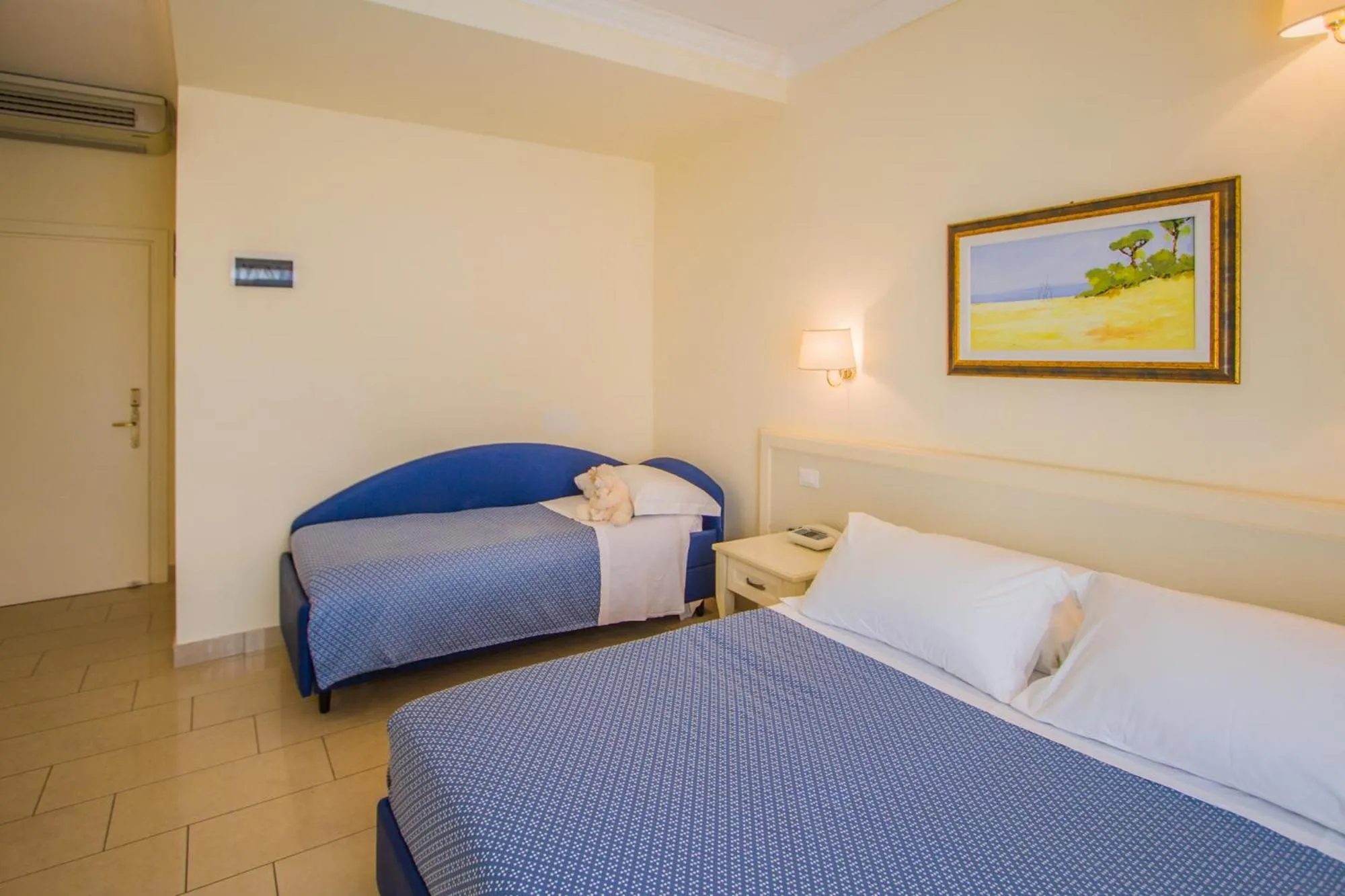 Shower, Bed in Hotel Nelson