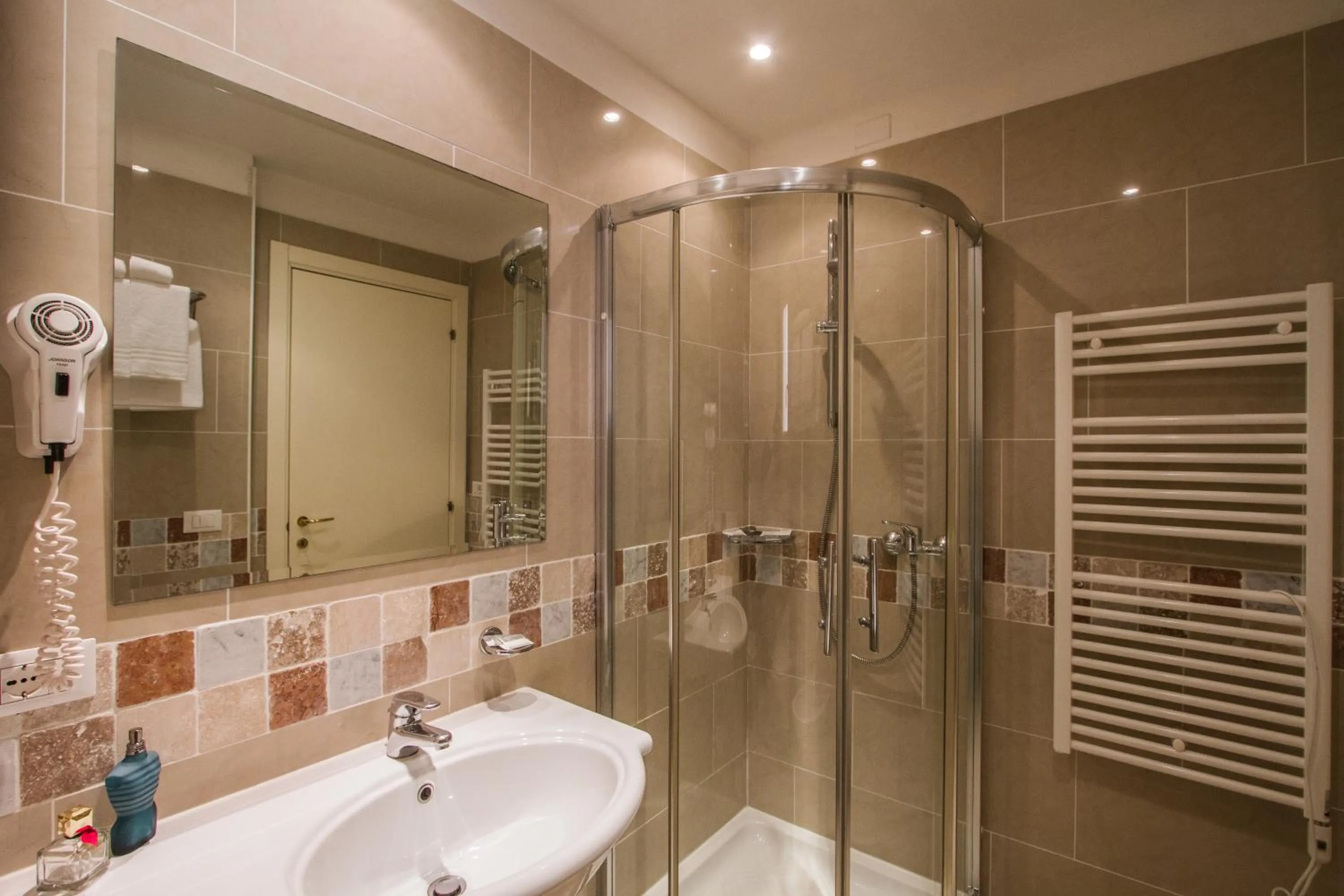 Shower in Hotel Nelson