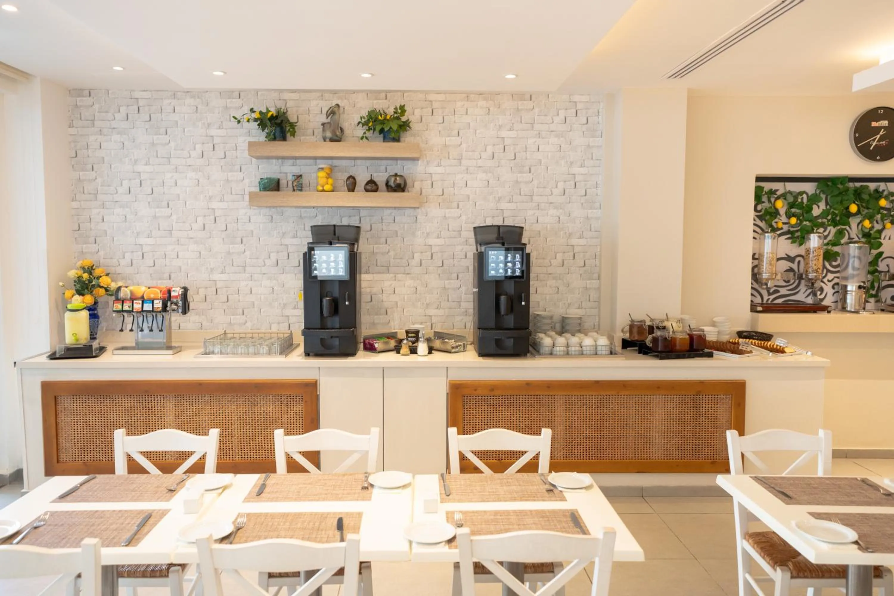 Restaurant/places to eat in Gaia Sun N Blue Hotel