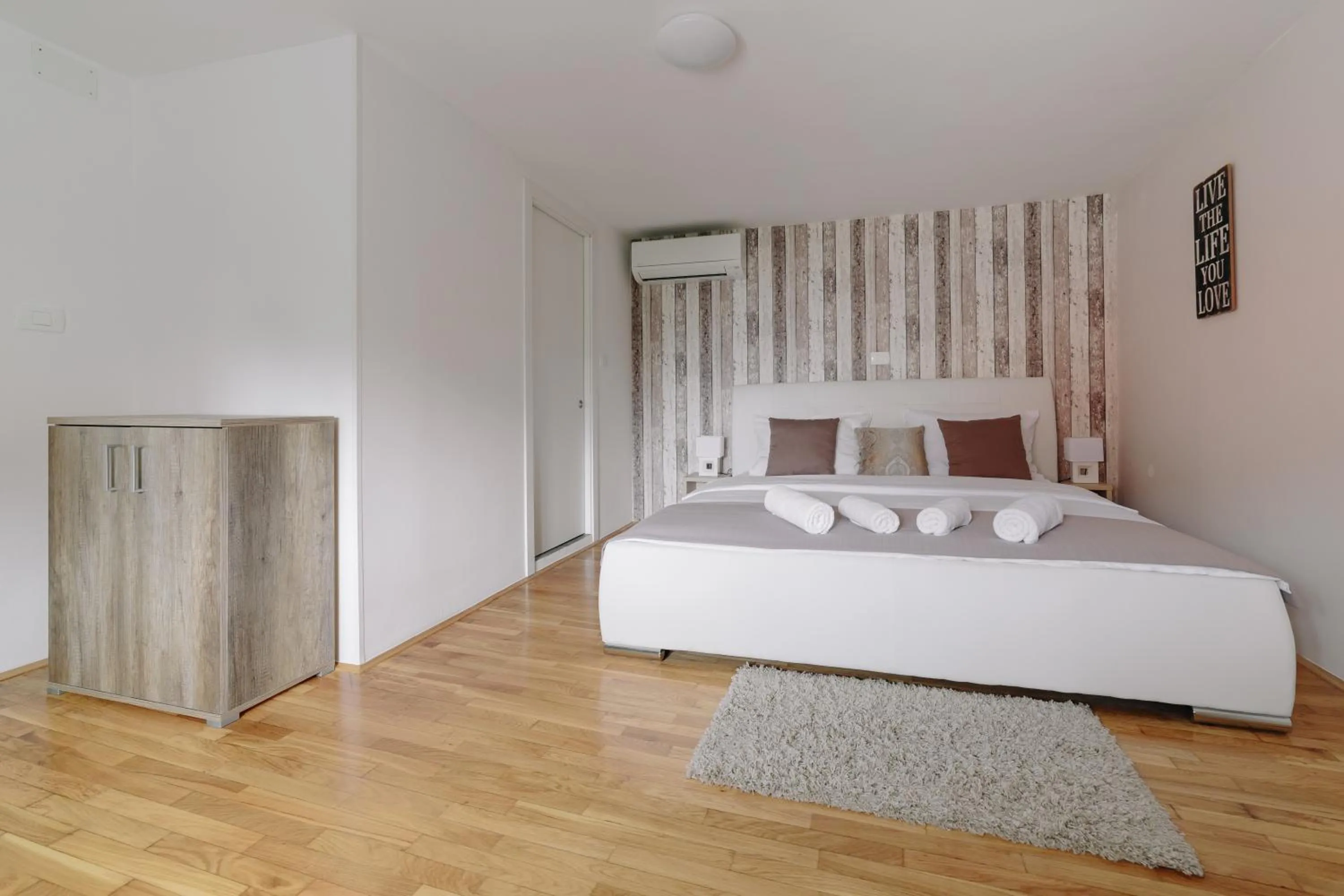 Photo of the whole room, Bed in Piranika