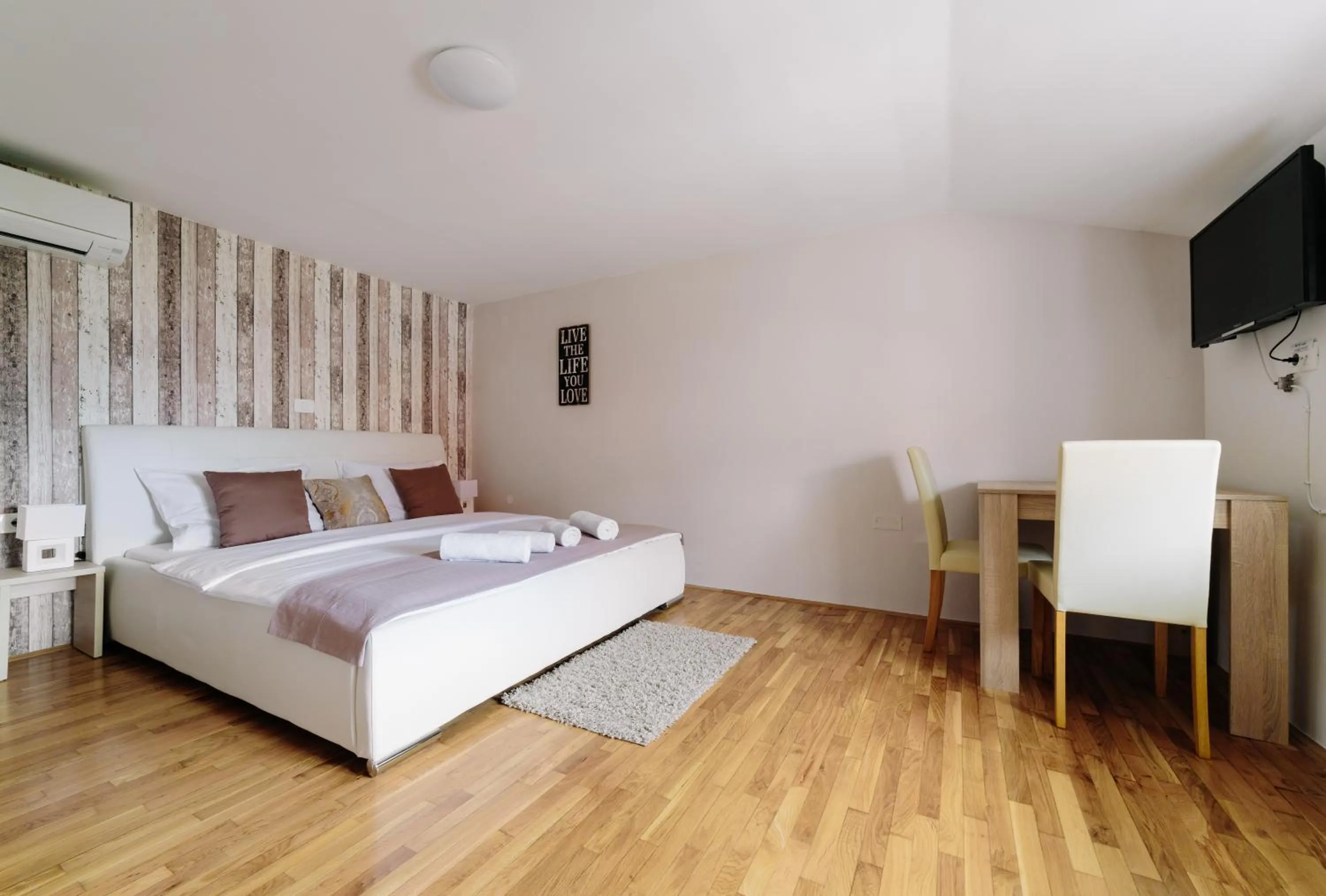 Photo of the whole room, Bed in Piranika