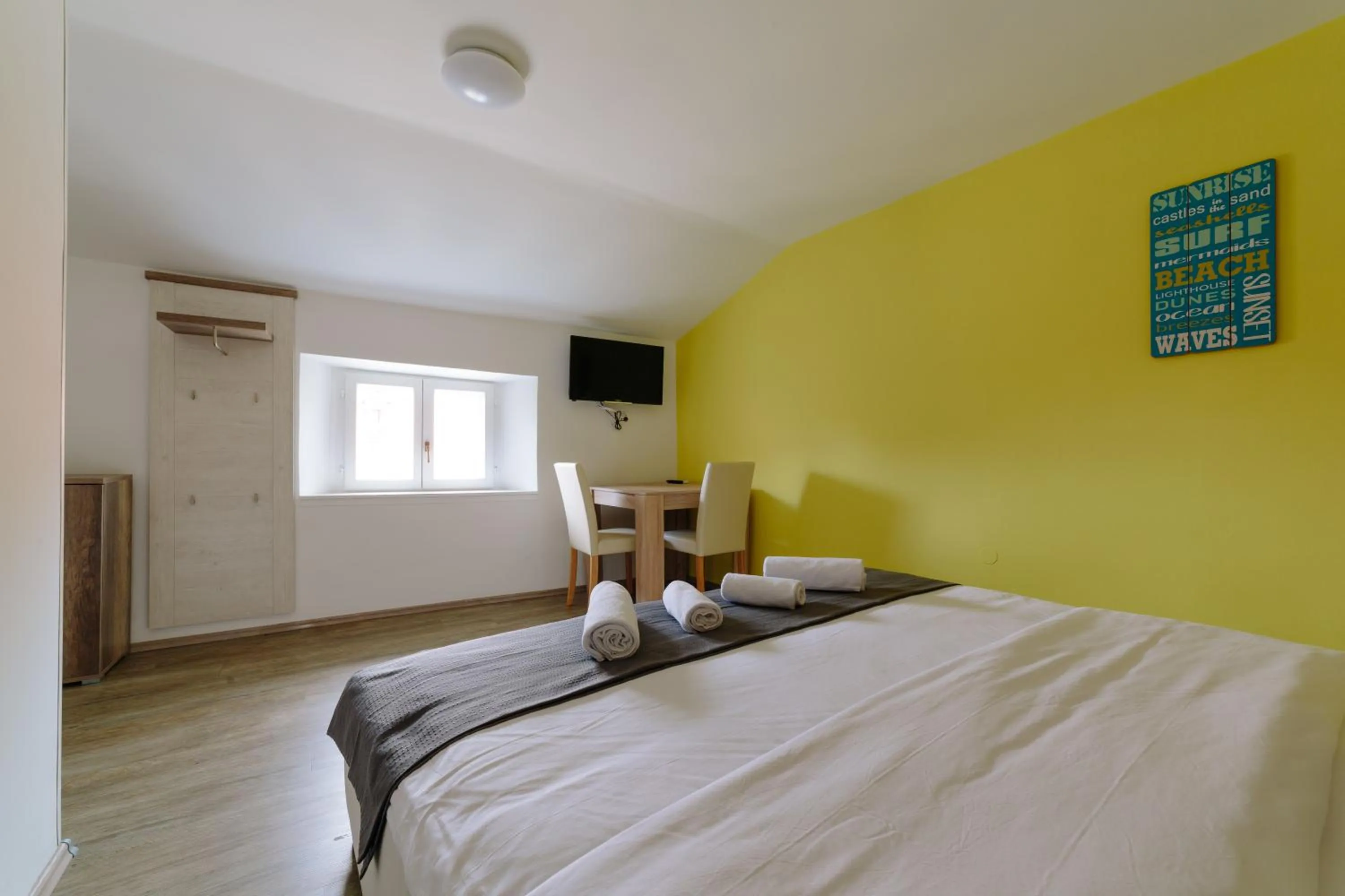 Photo of the whole room, Bed in Piranika