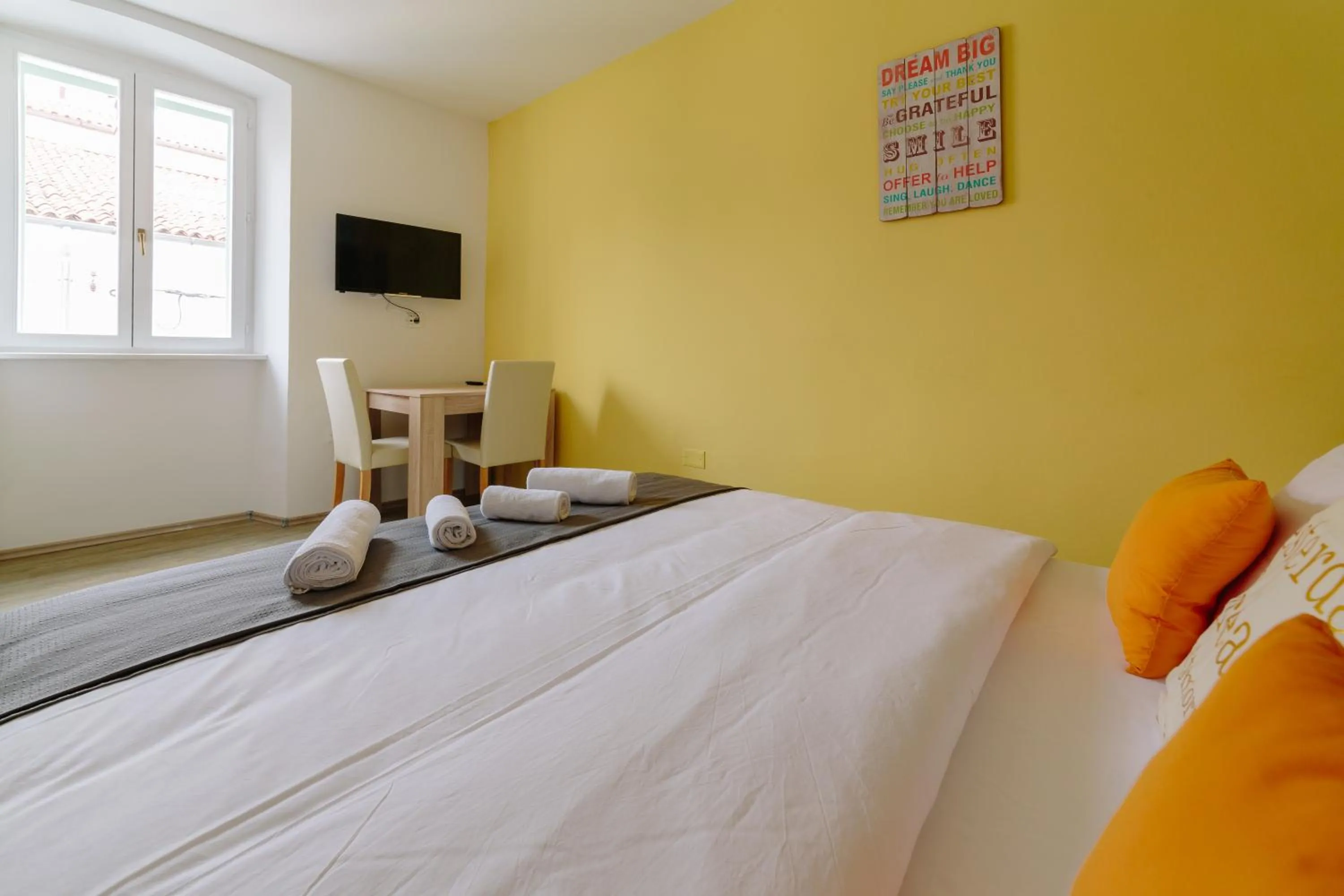 Photo of the whole room, Bed in Piranika