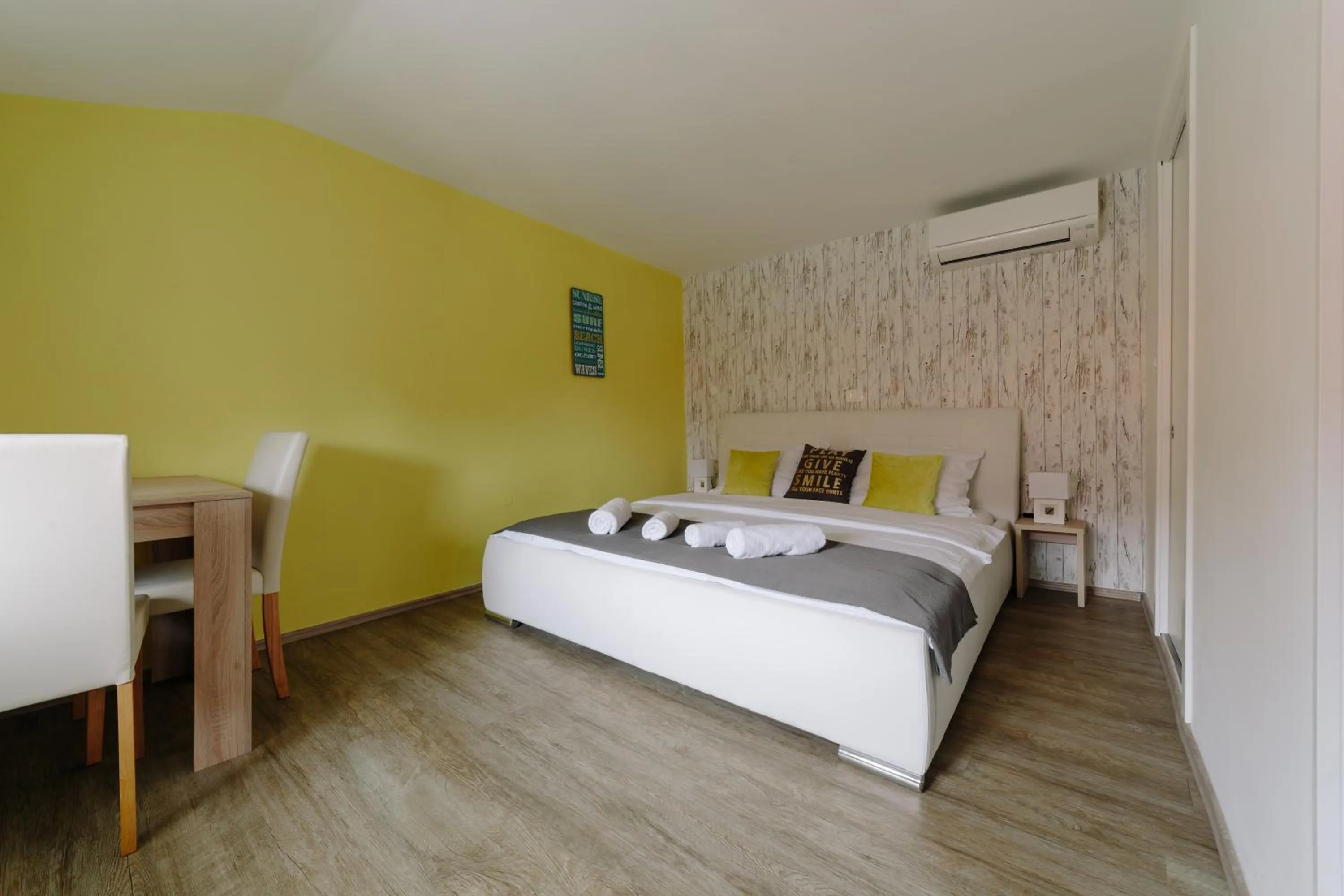 Photo of the whole room, Bed in Piranika