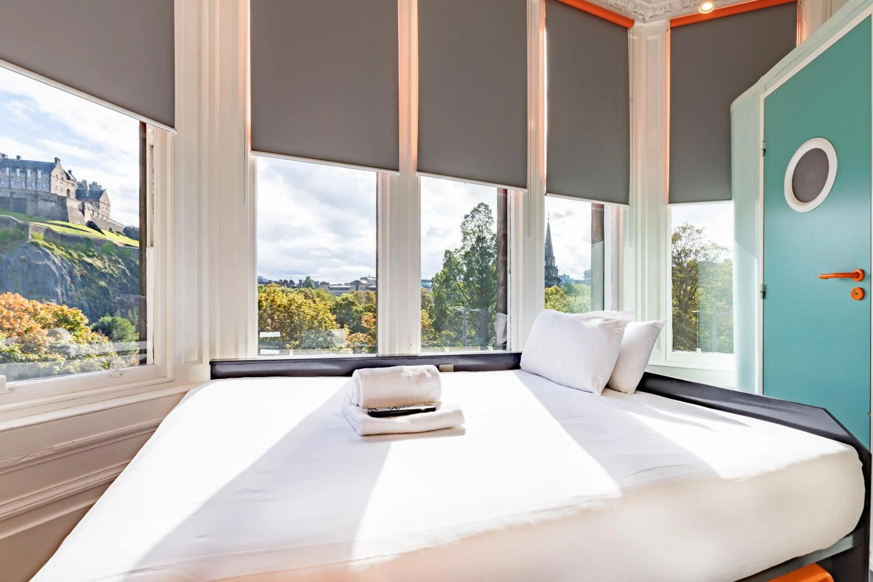 Property building, Bed in easyHotel Edinburgh