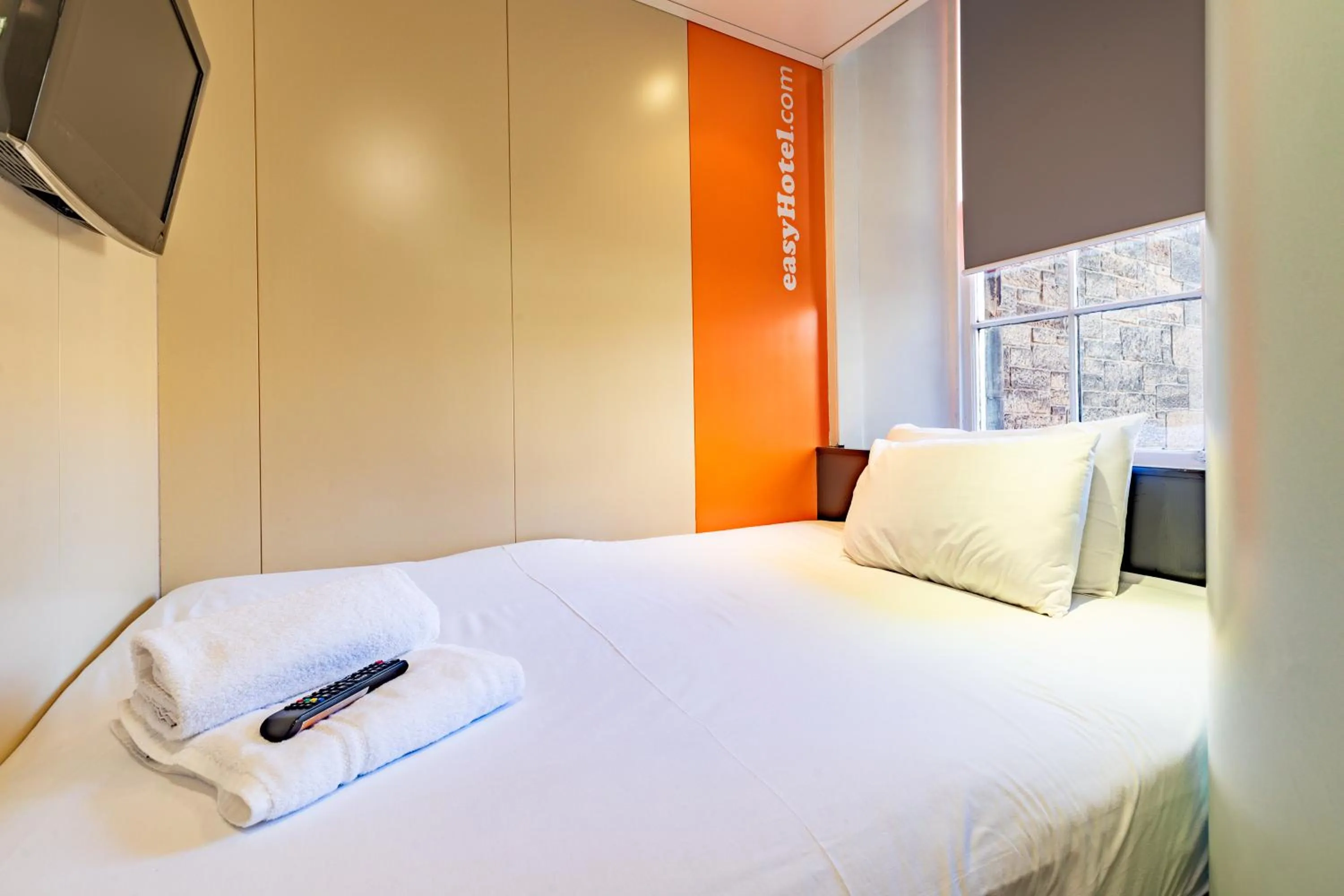 Property building, Bed in easyHotel Edinburgh