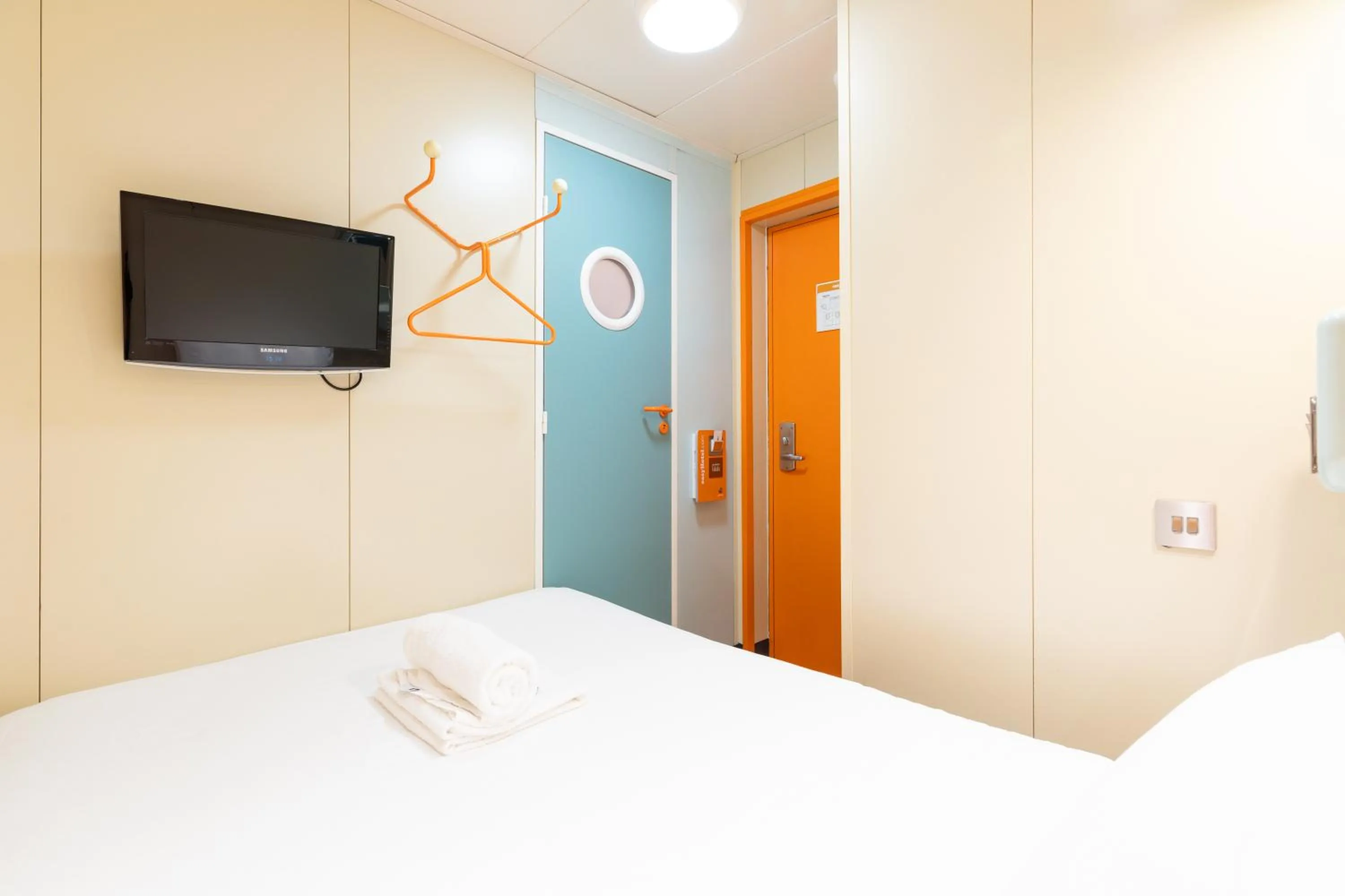 Property building, Bed in easyHotel Edinburgh