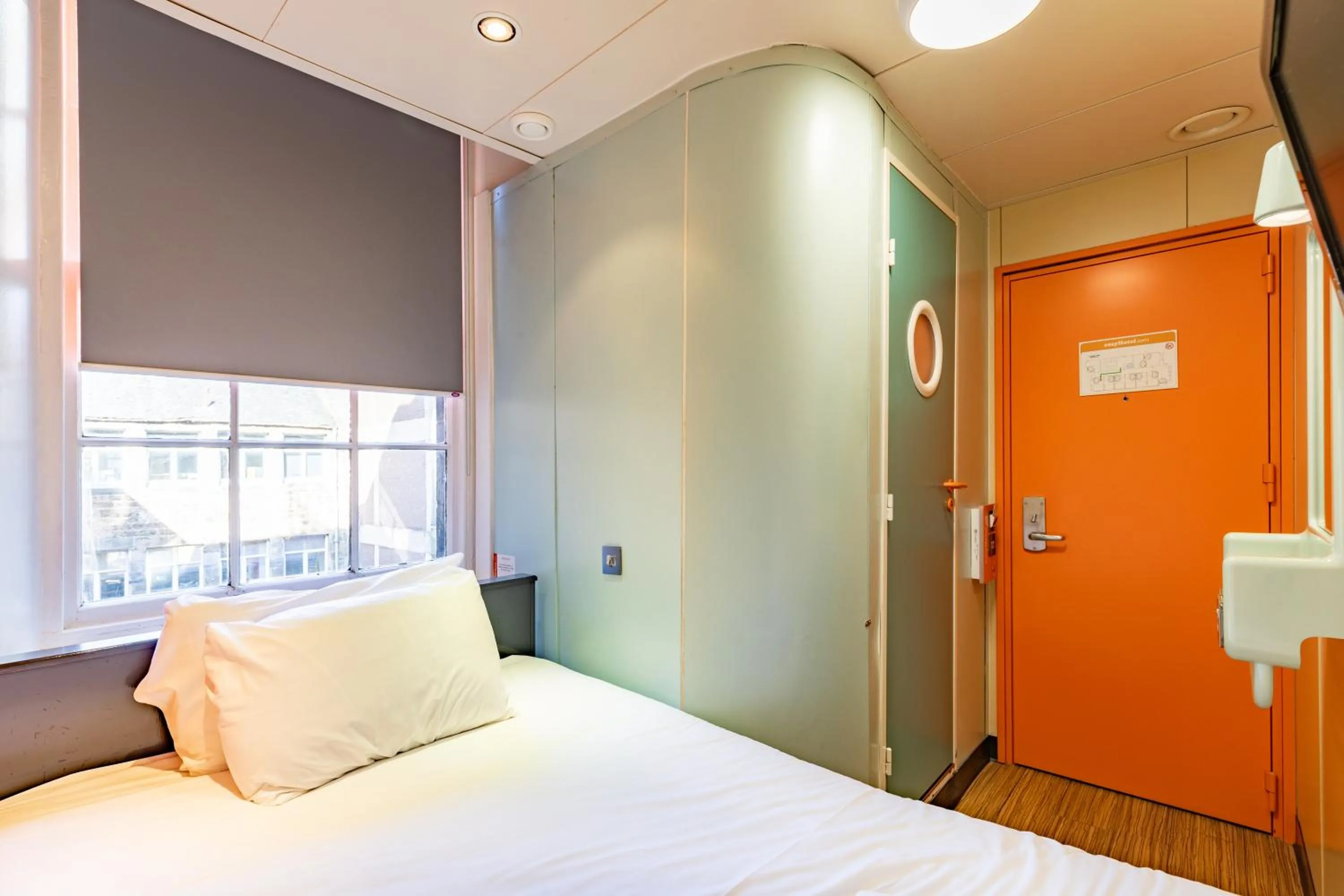 Property building, Bed in easyHotel Edinburgh