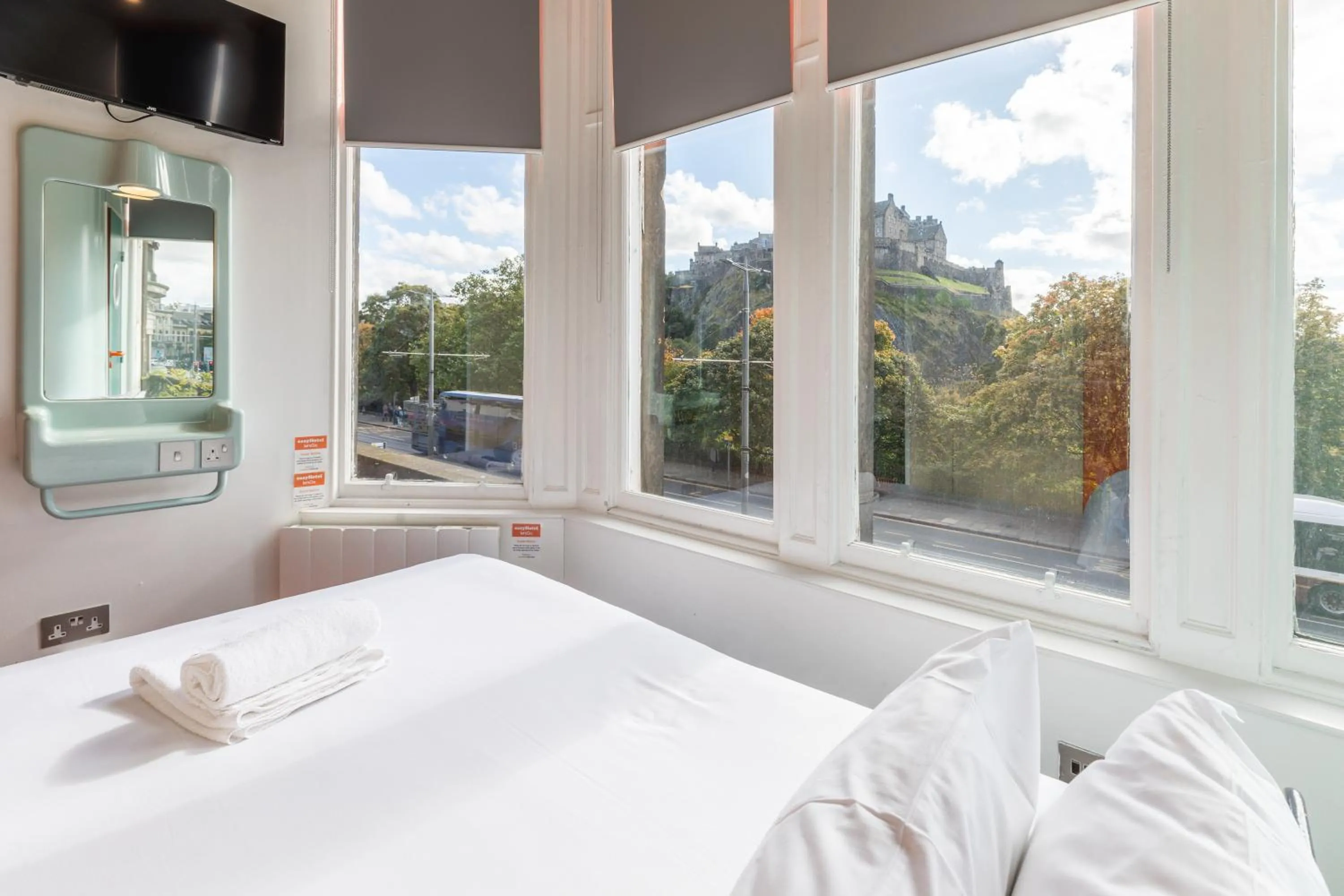 Property building, Bed in easyHotel Edinburgh