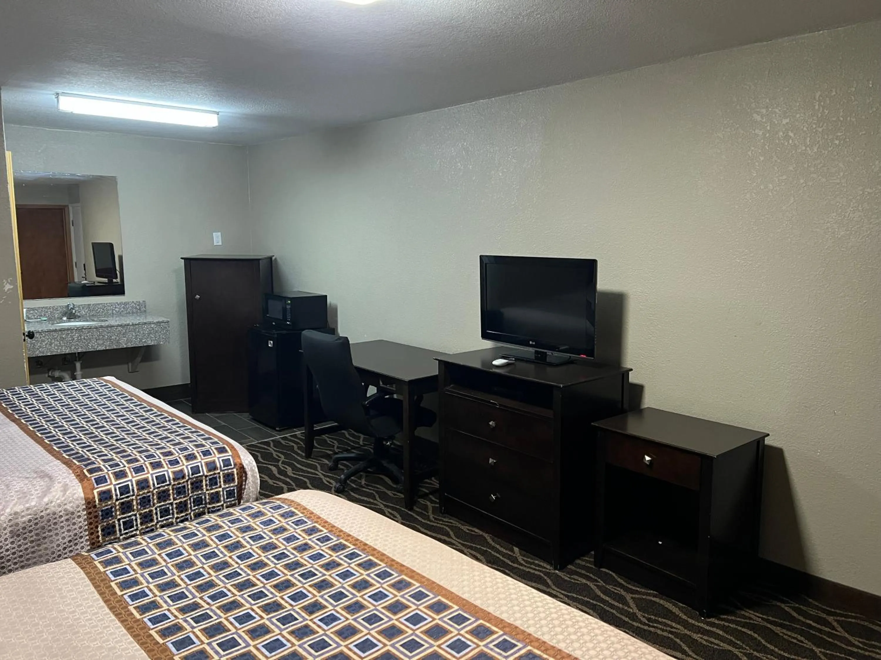 Bed in Westbridge Inn and Suites