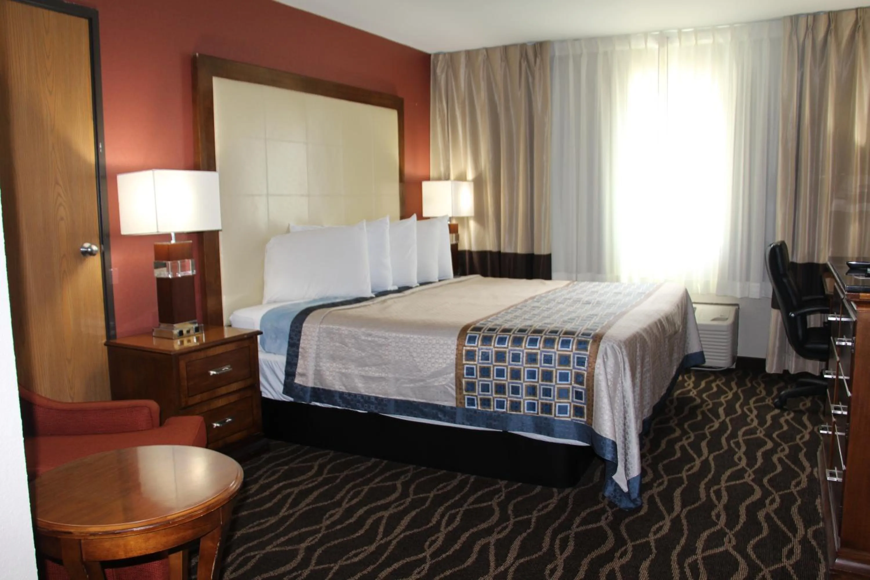 Bed in Westbridge Inn and Suites