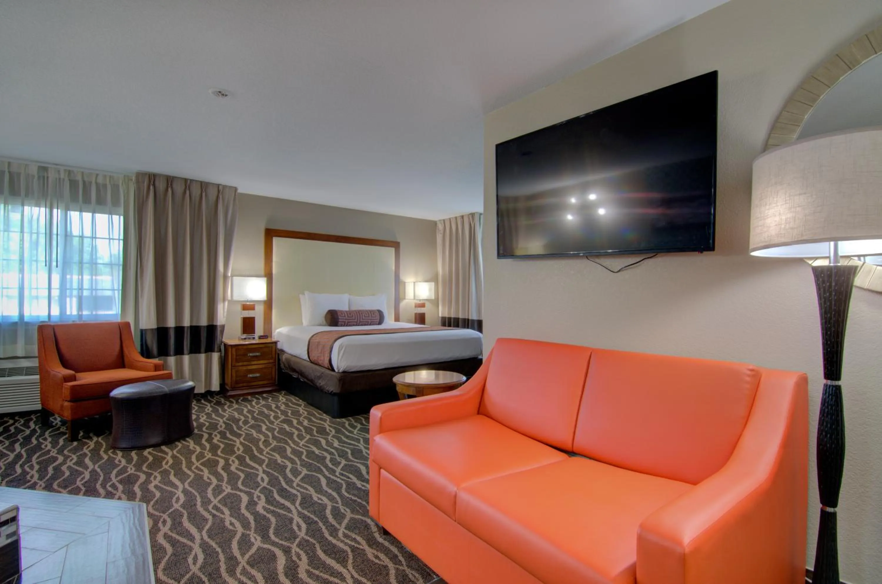 Bed in Westbridge Inn and Suites