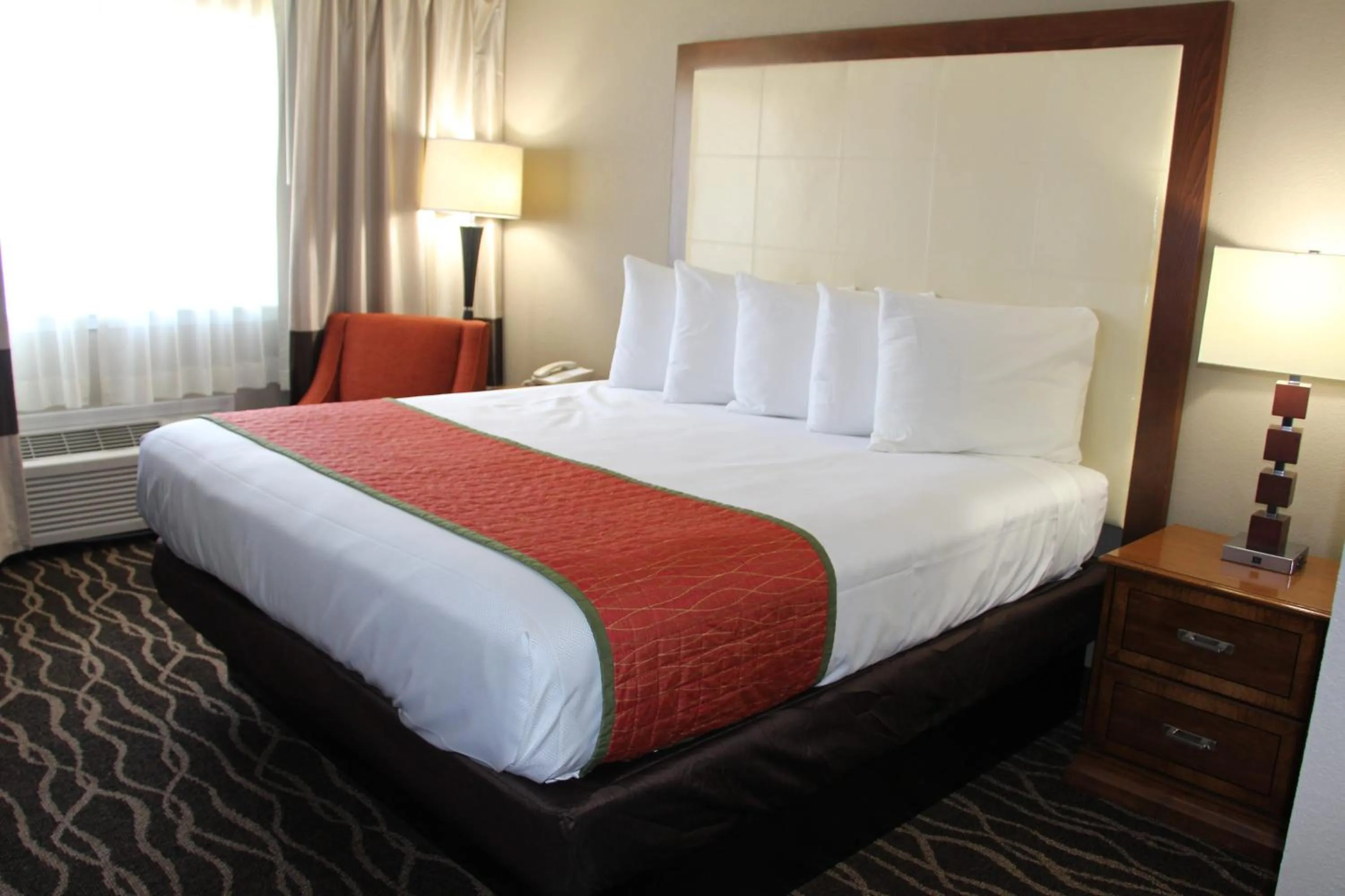 Bed in Westbridge Inn and Suites