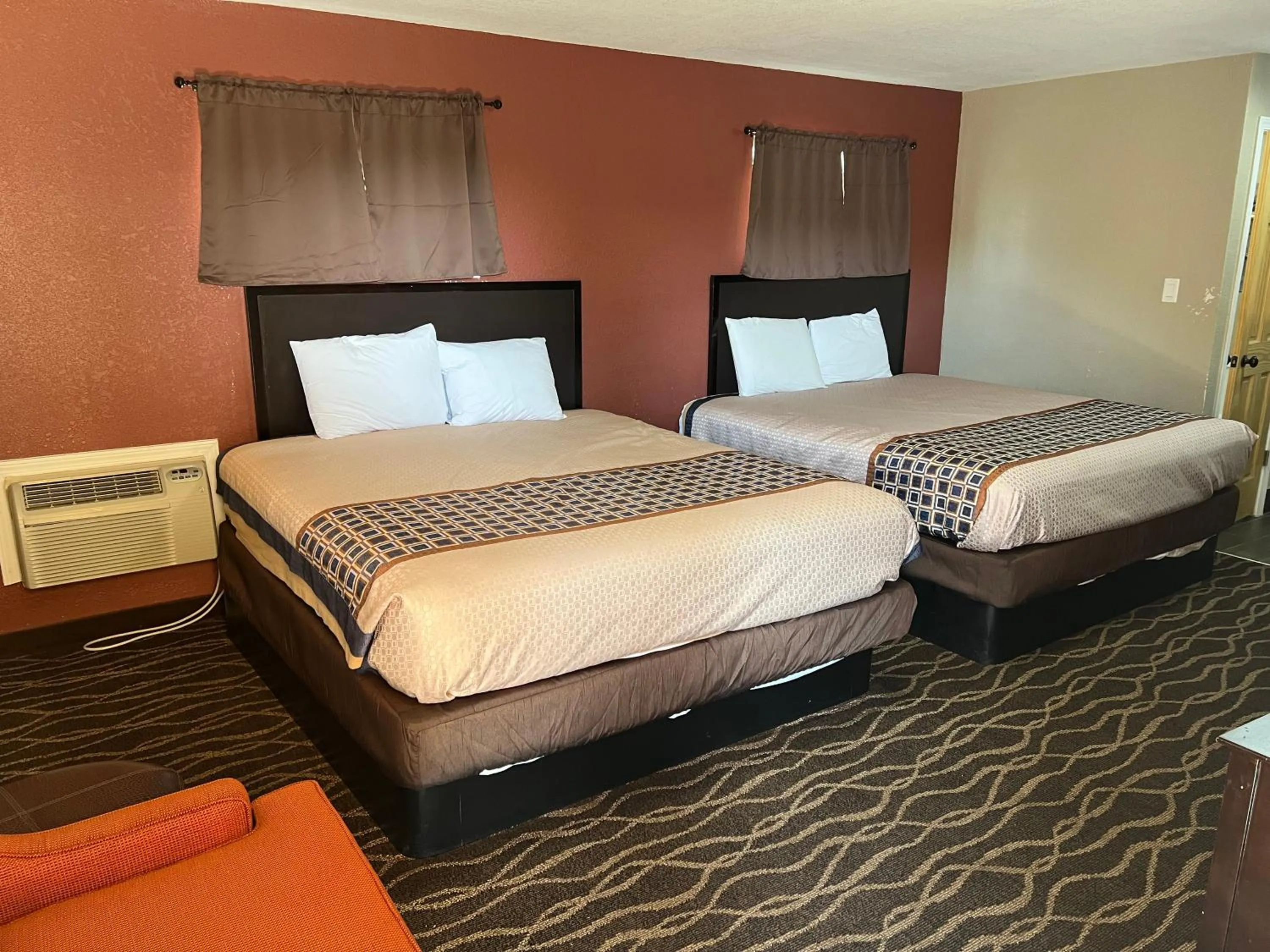 Bed in Westbridge Inn and Suites