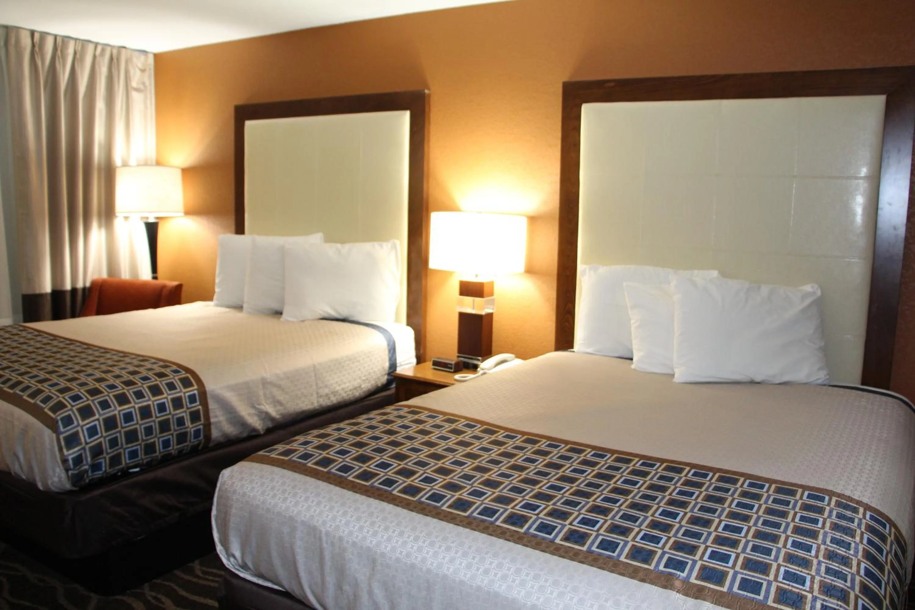 Bed in Westbridge Inn and Suites