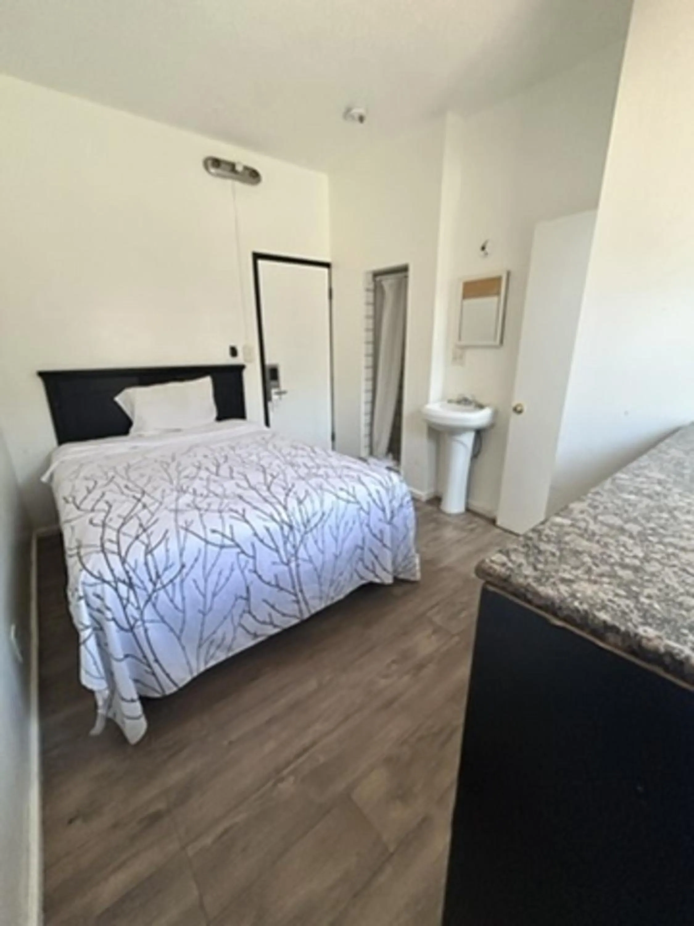 Bed in Encore Inn Inglewood