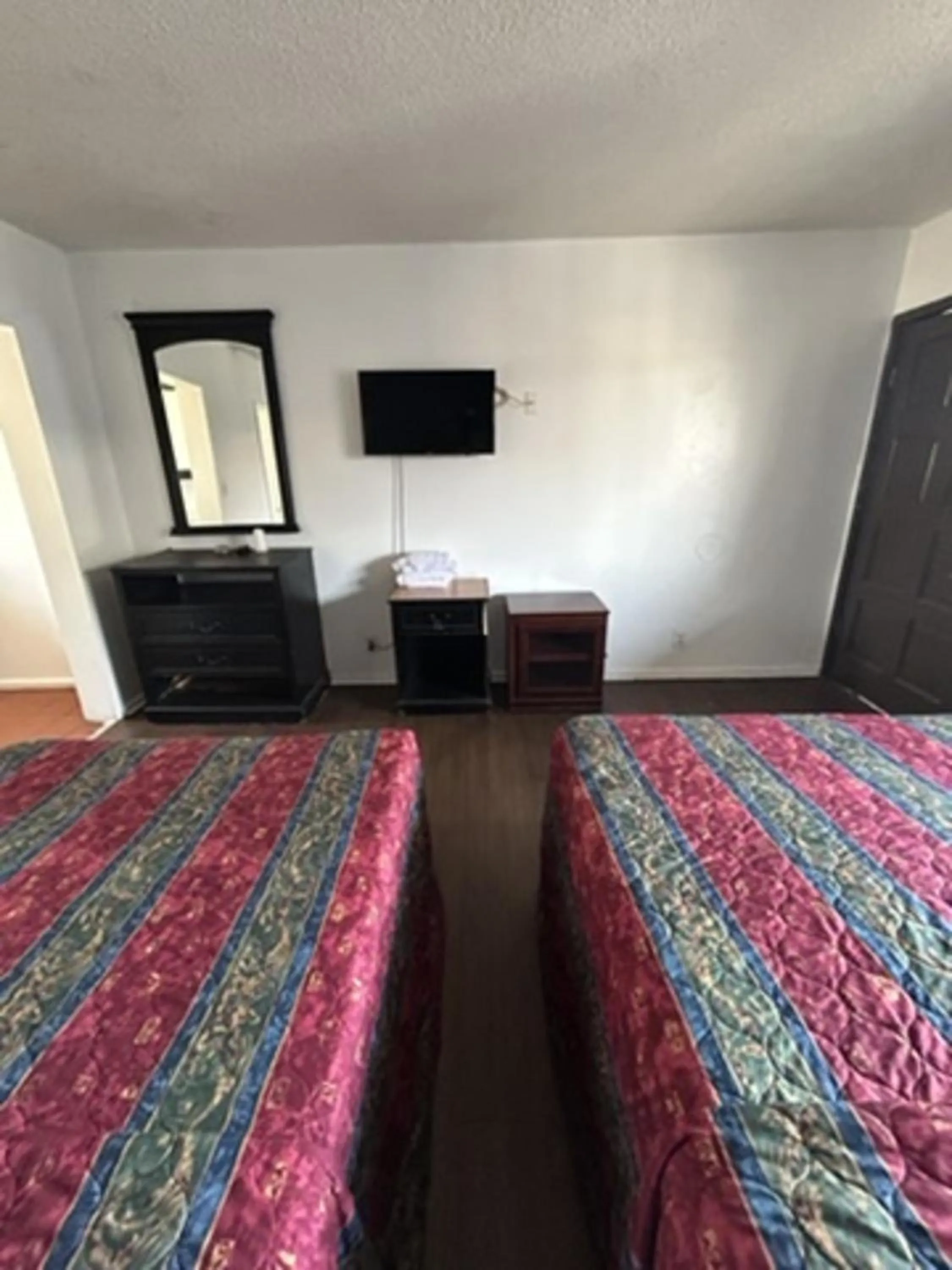 Bedroom, Bed in Encore Inn Inglewood