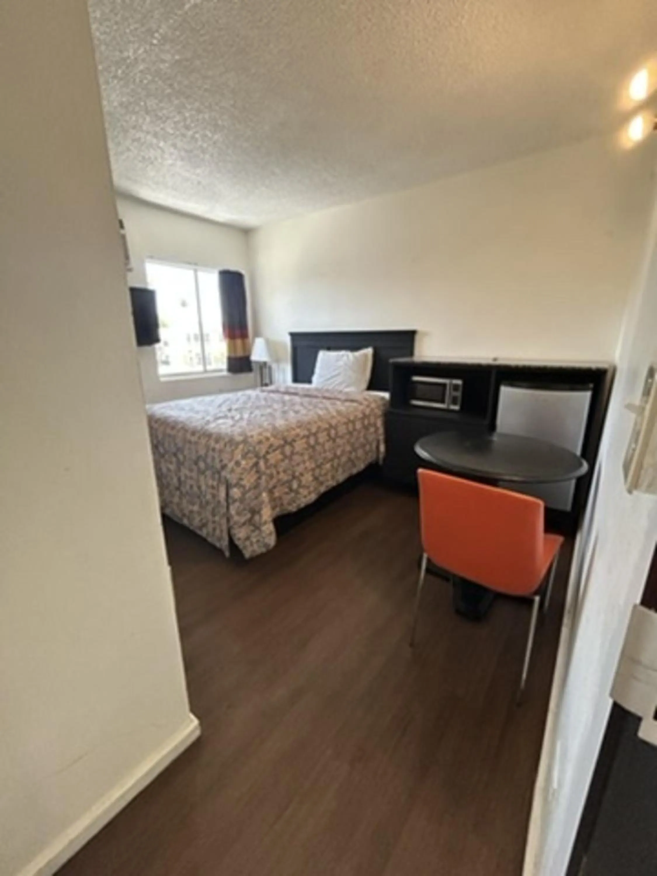 Bed in Encore Inn Inglewood