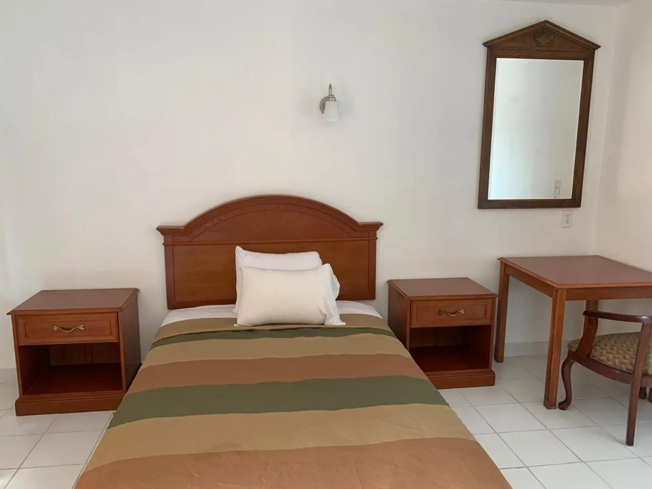 Bed in Encore Inn Inglewood