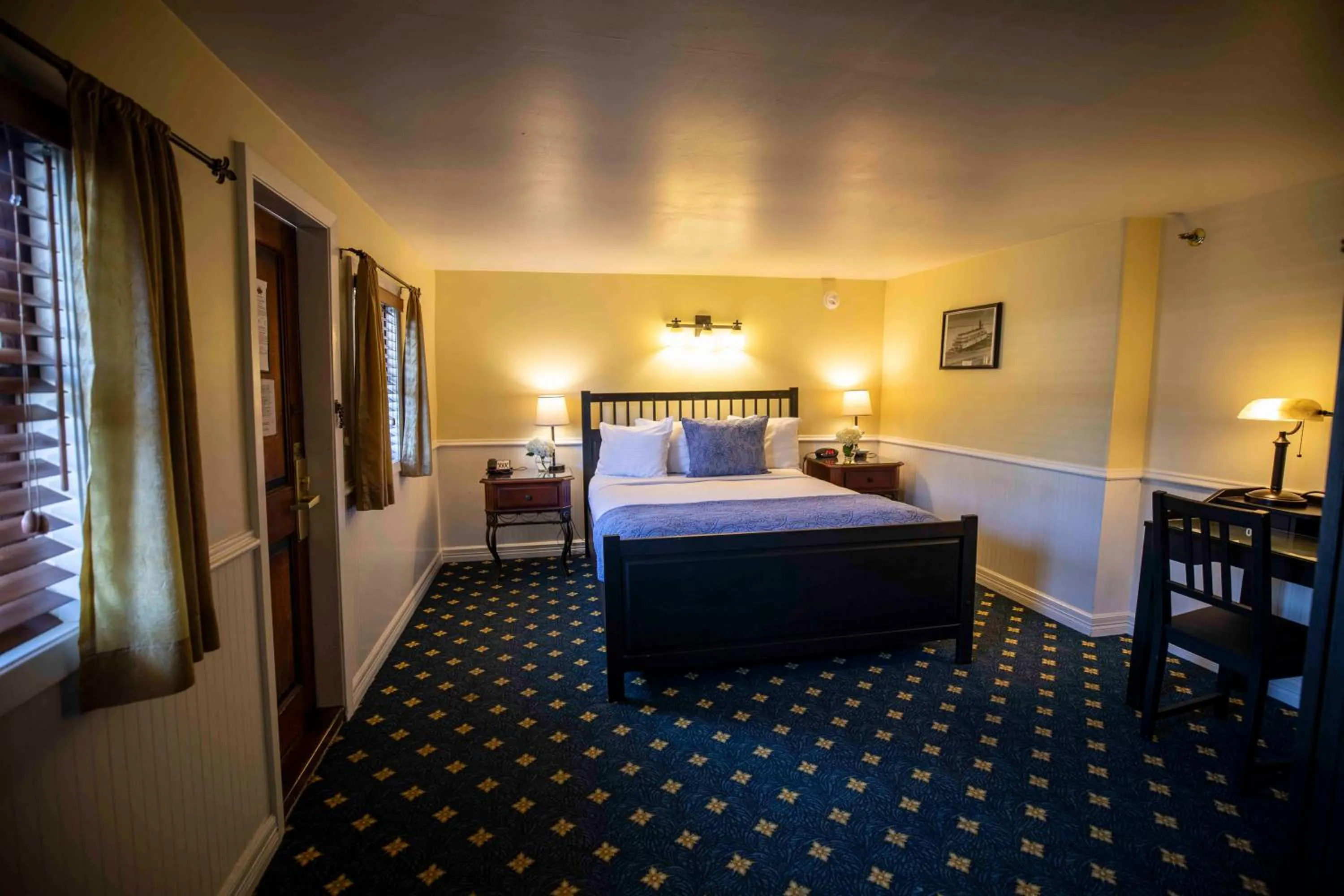 Bedroom, Bed in Delta King Hotel