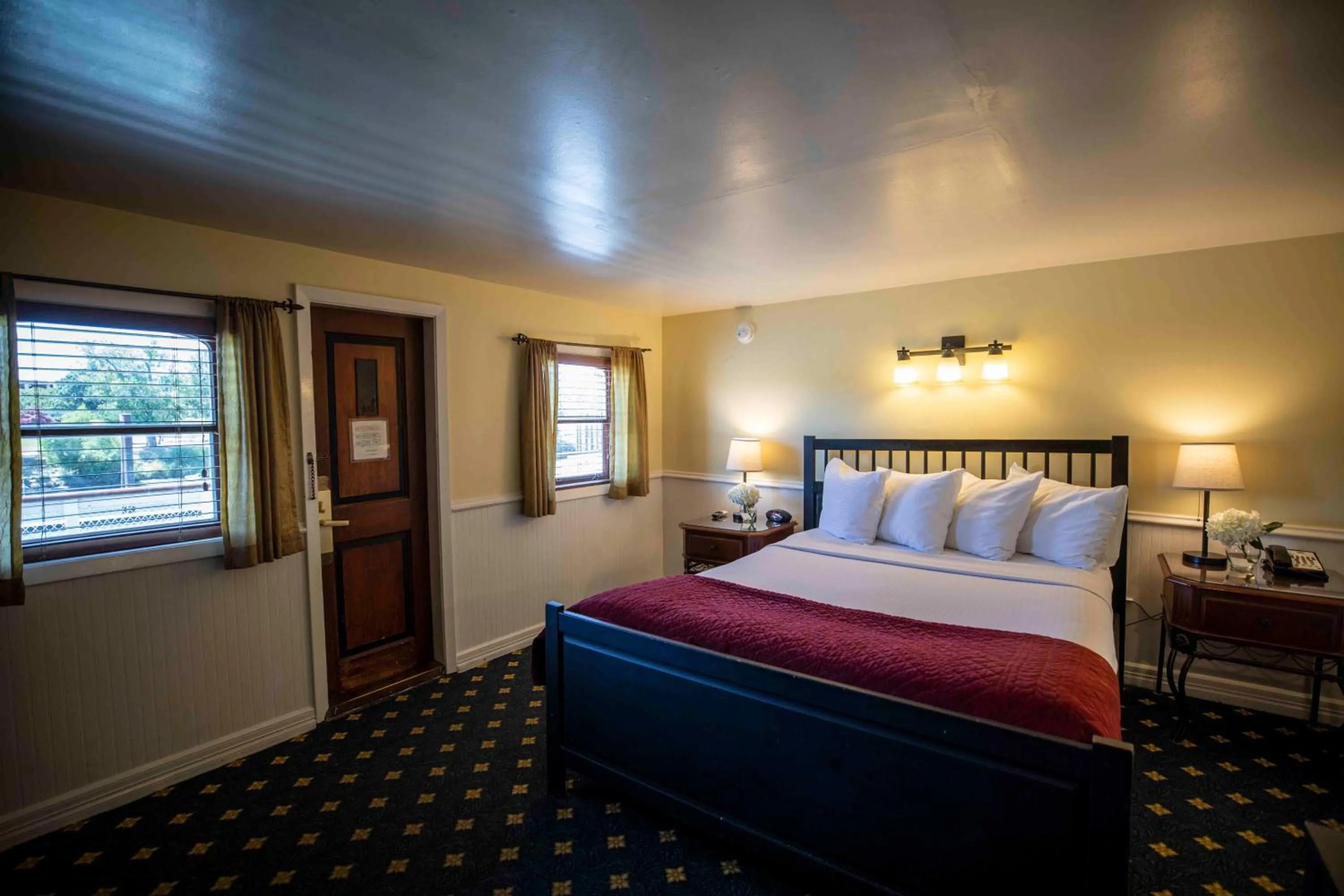 Bedroom, Bed in Delta King Hotel