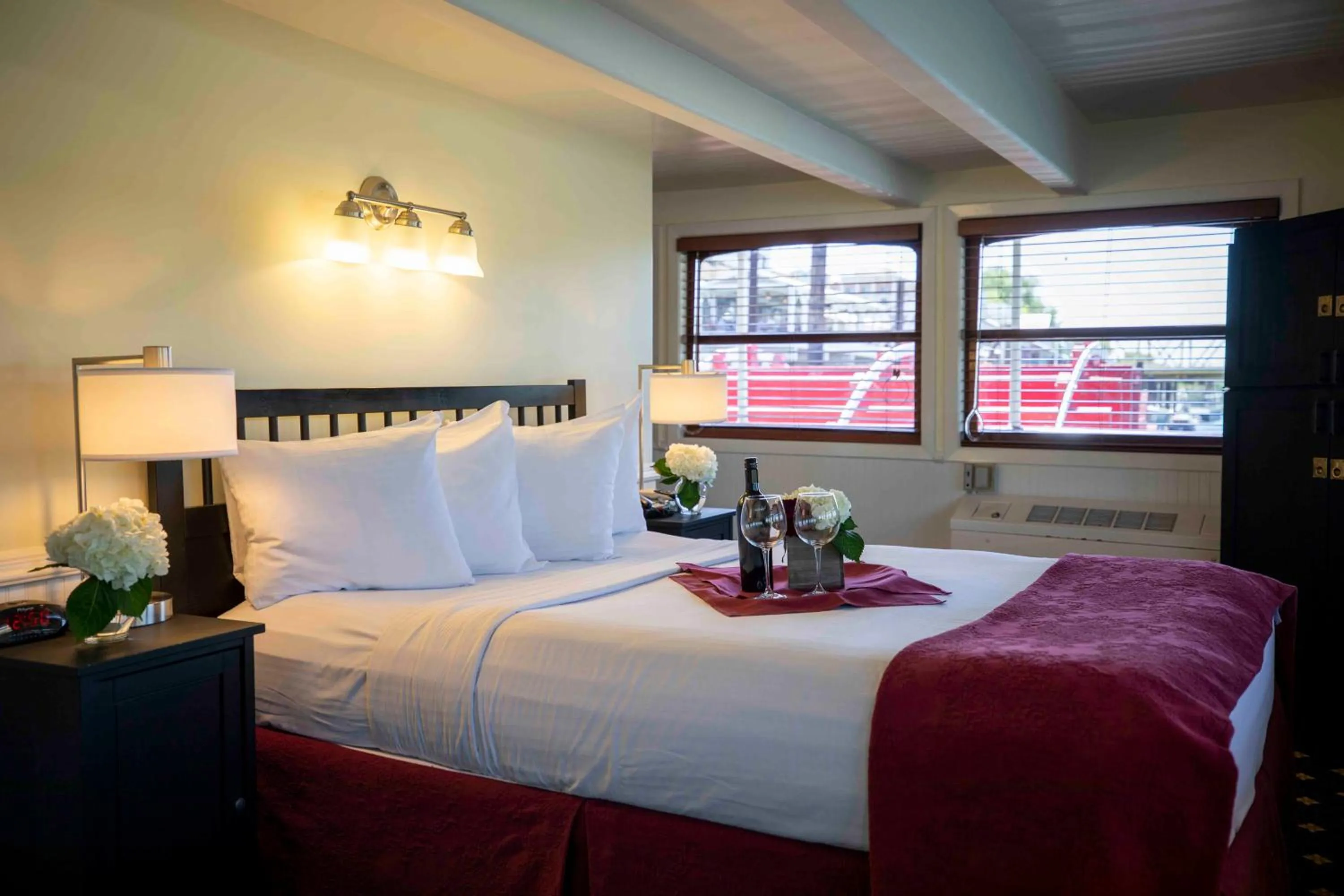 Bedroom, Bed in Delta King Hotel