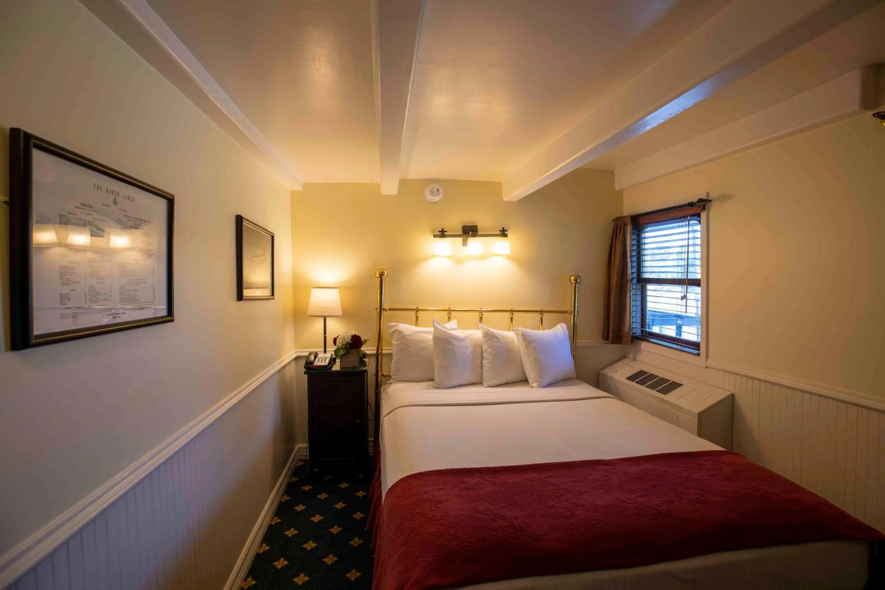 Bedroom, Bed in Delta King Hotel