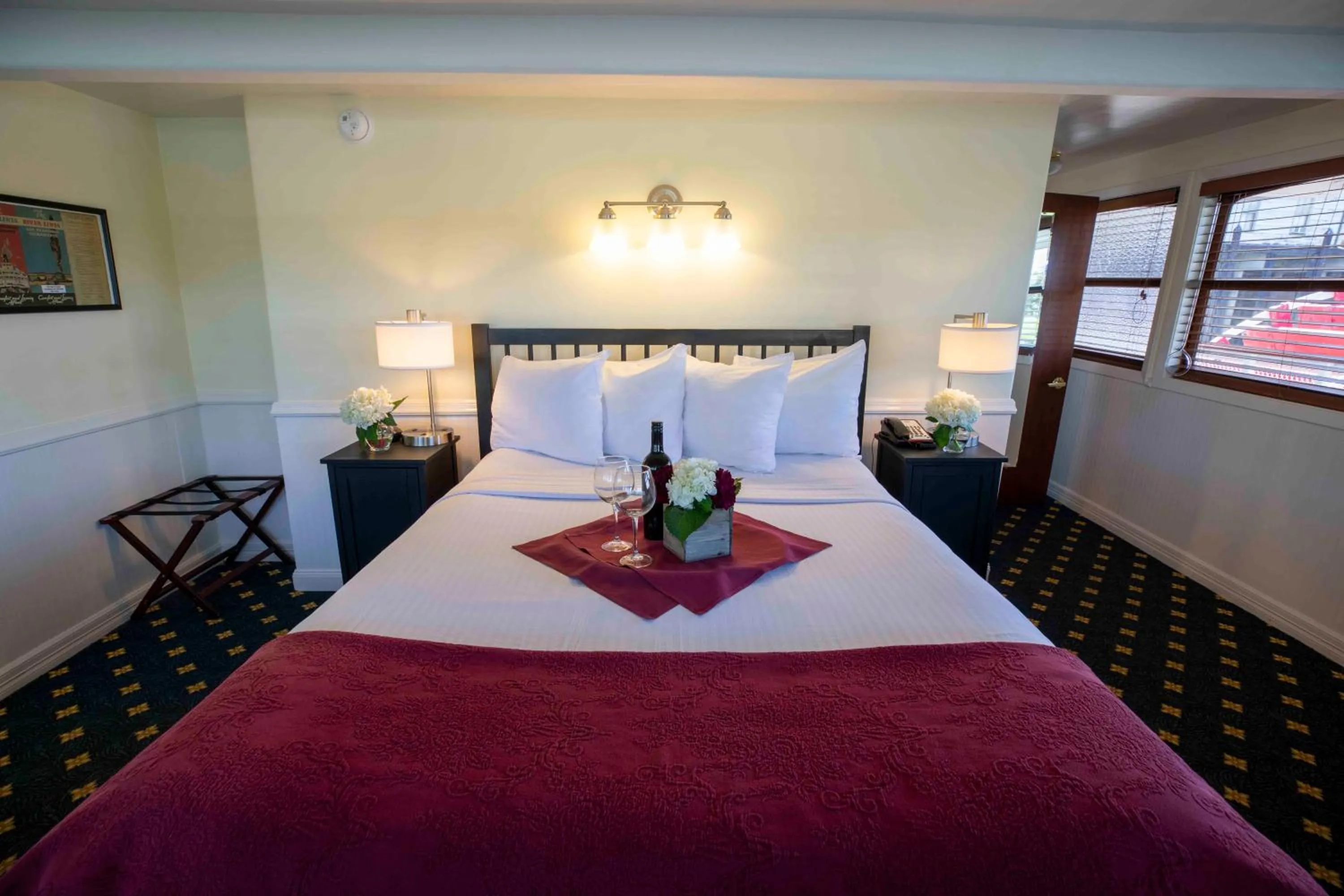 Bedroom, Bed in Delta King Hotel