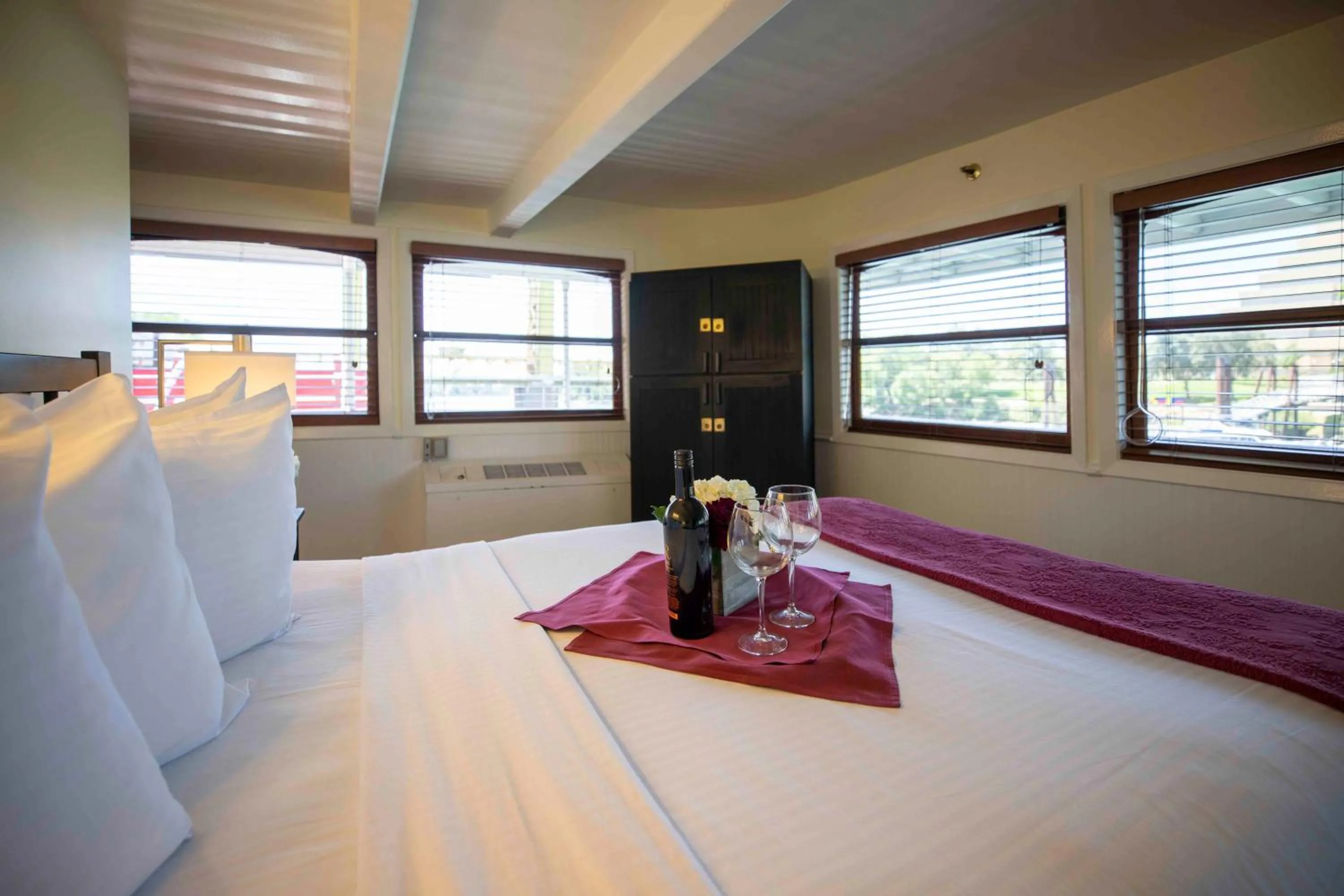 Bedroom, Bed in Delta King Hotel